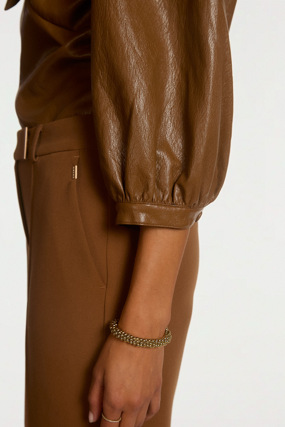 Aaiko Pemmy top marrone effetto pelle fiocco