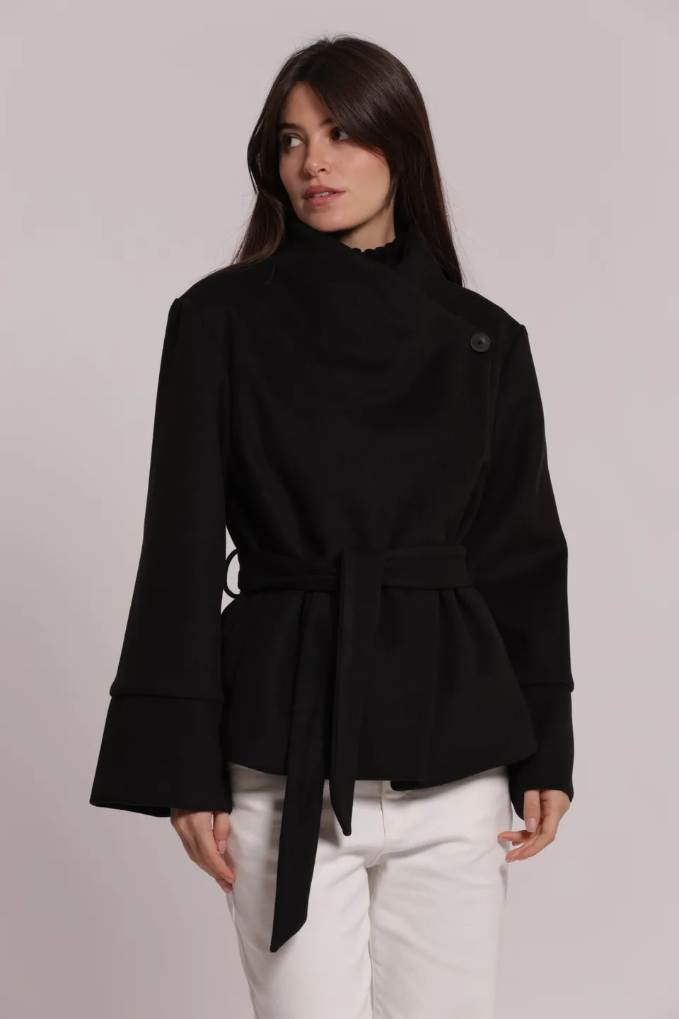 Mimi Mua cappotto corto cintura nero invernale
