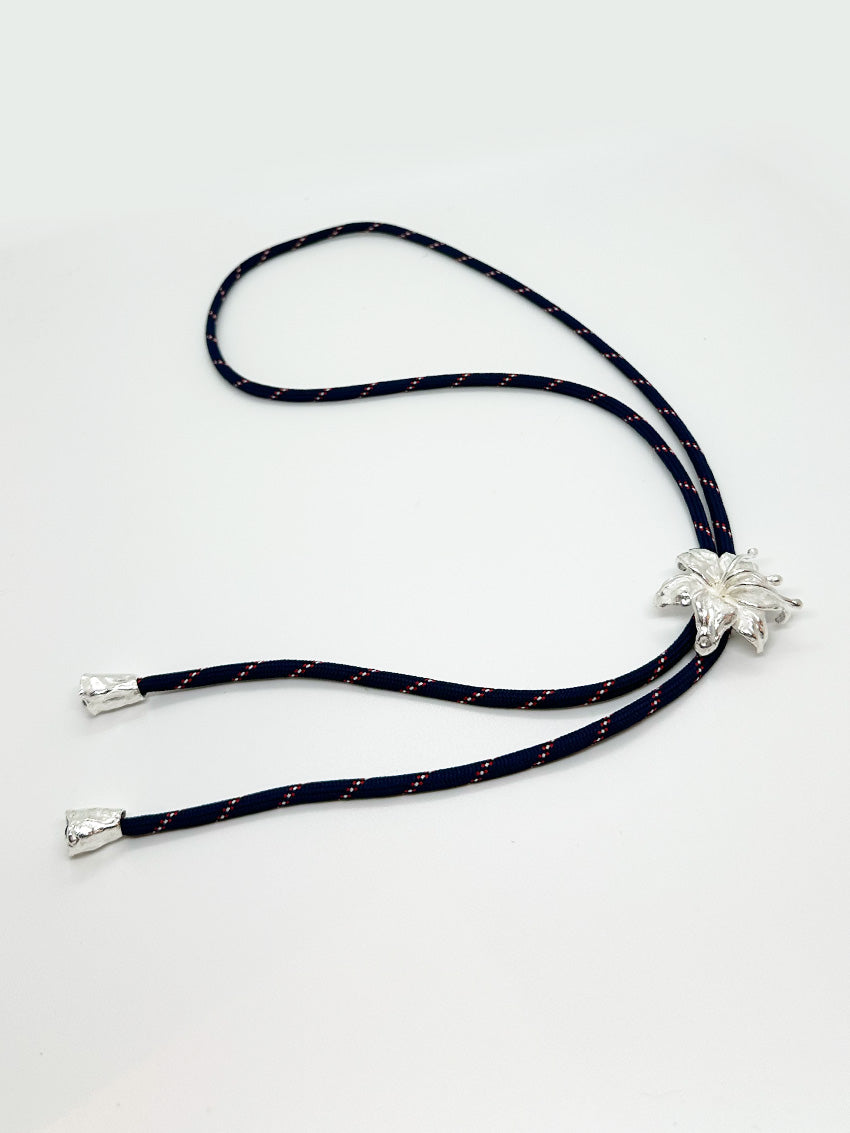 Giglio Tigrato Giglio's Bolo Tie gioiello bronzo cordino blu