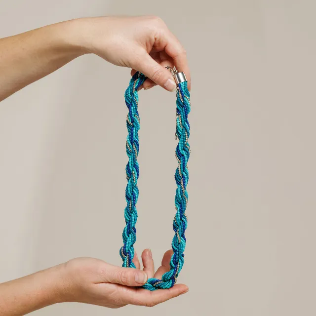 On Earth Cooperative Collection Treccia collana vetro azzurra 58 cm