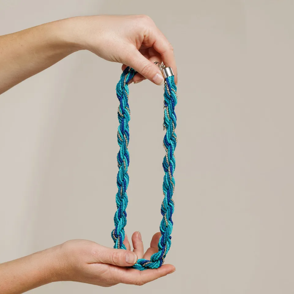 On Earth Cooperative Collection Treccia collana vetro azzurra 58 cm