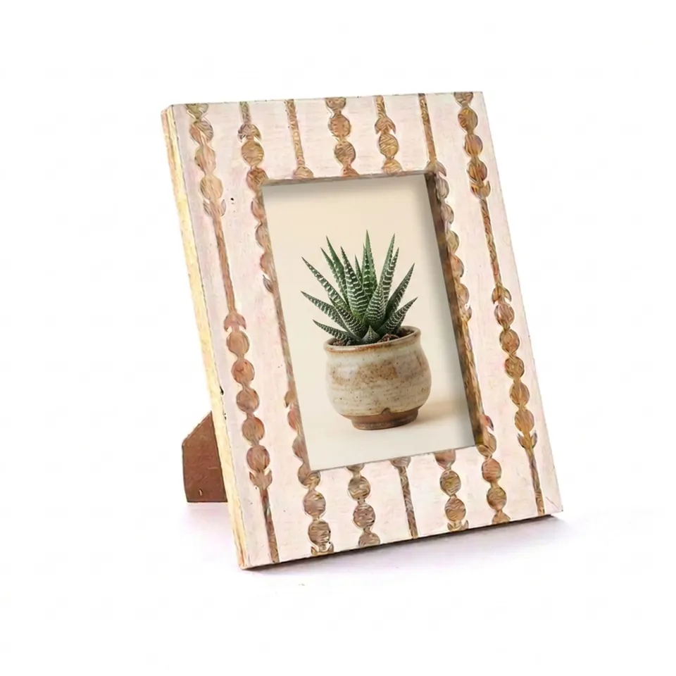 On Earth Cooperative Collection Beads cornice legno bianca 21x26 cm