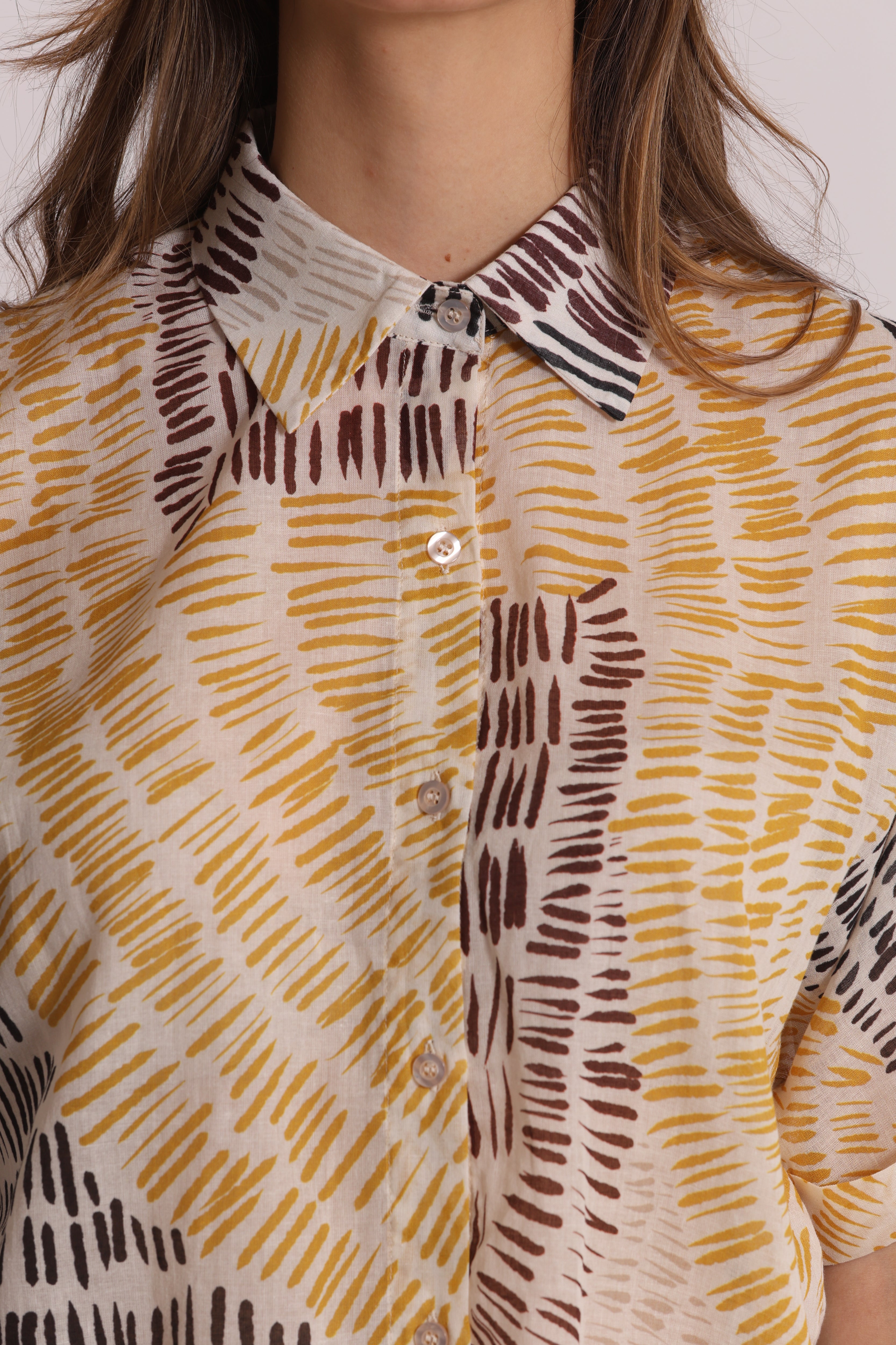 Mimi Mua Camicia Cropped in Fantasia Graffio marrone cotone