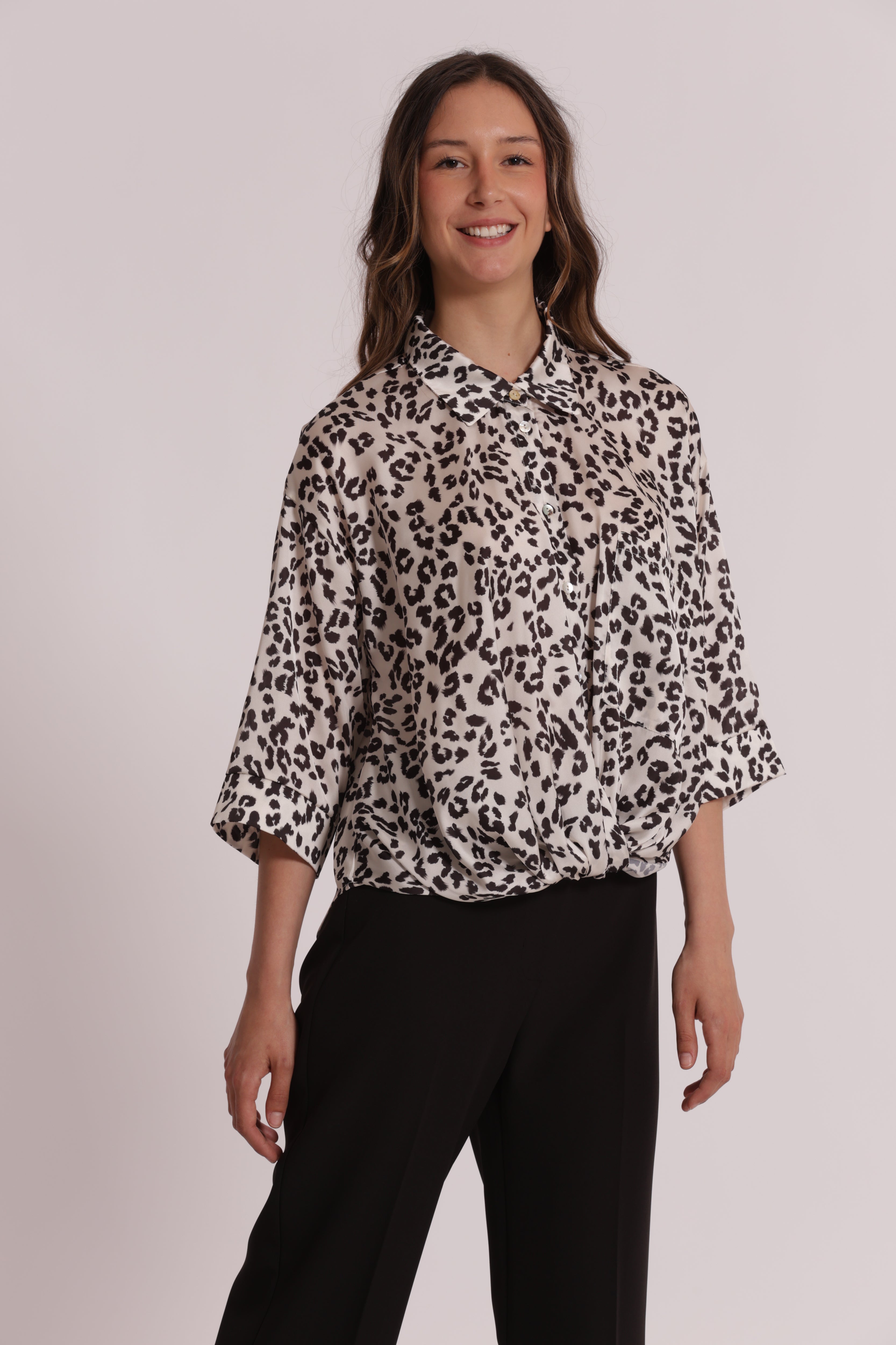 Mimi Mua Cropped Leopardata blusa nera riciclata