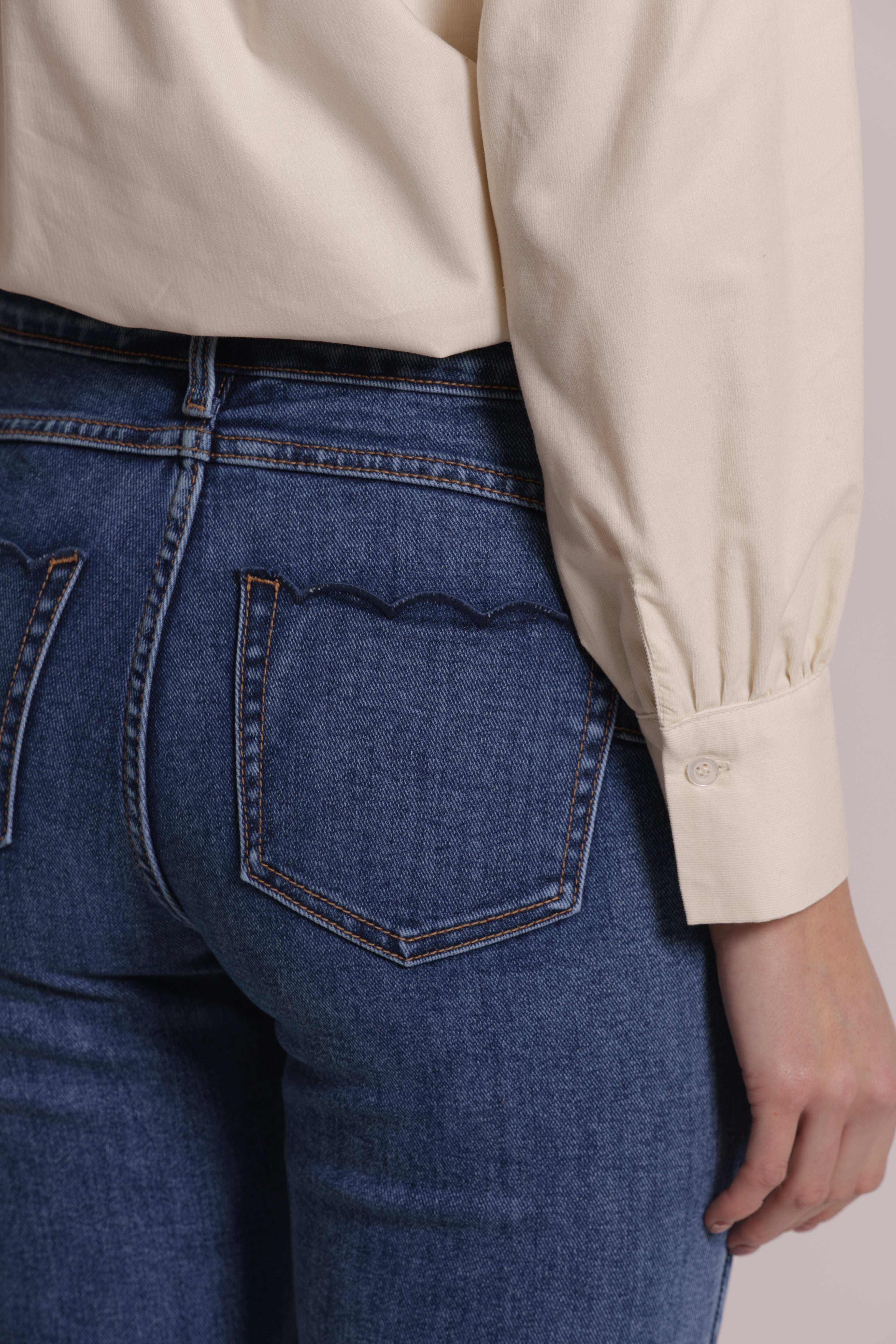 Mimi Mua jeans flare ricamo ondulato blu medio