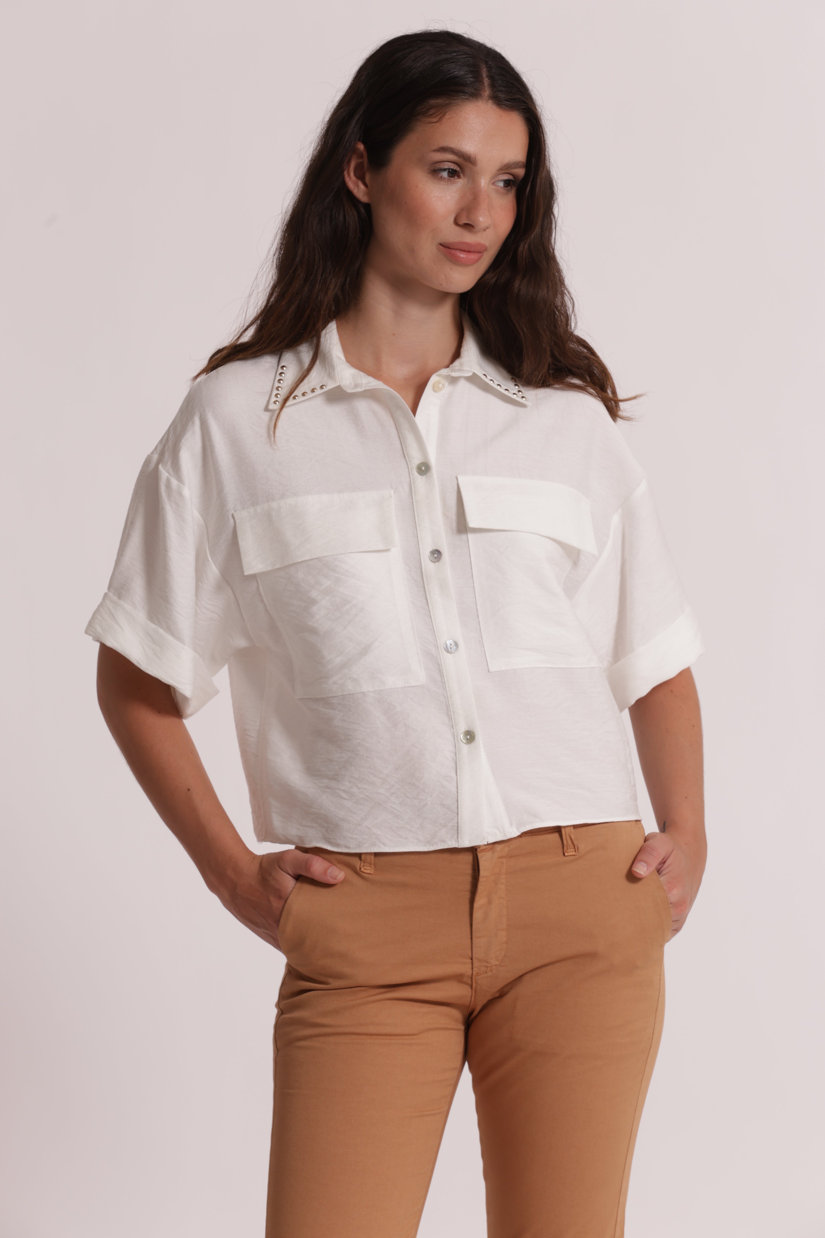 Mimi Mua Cropped con Borchie camicia bianco