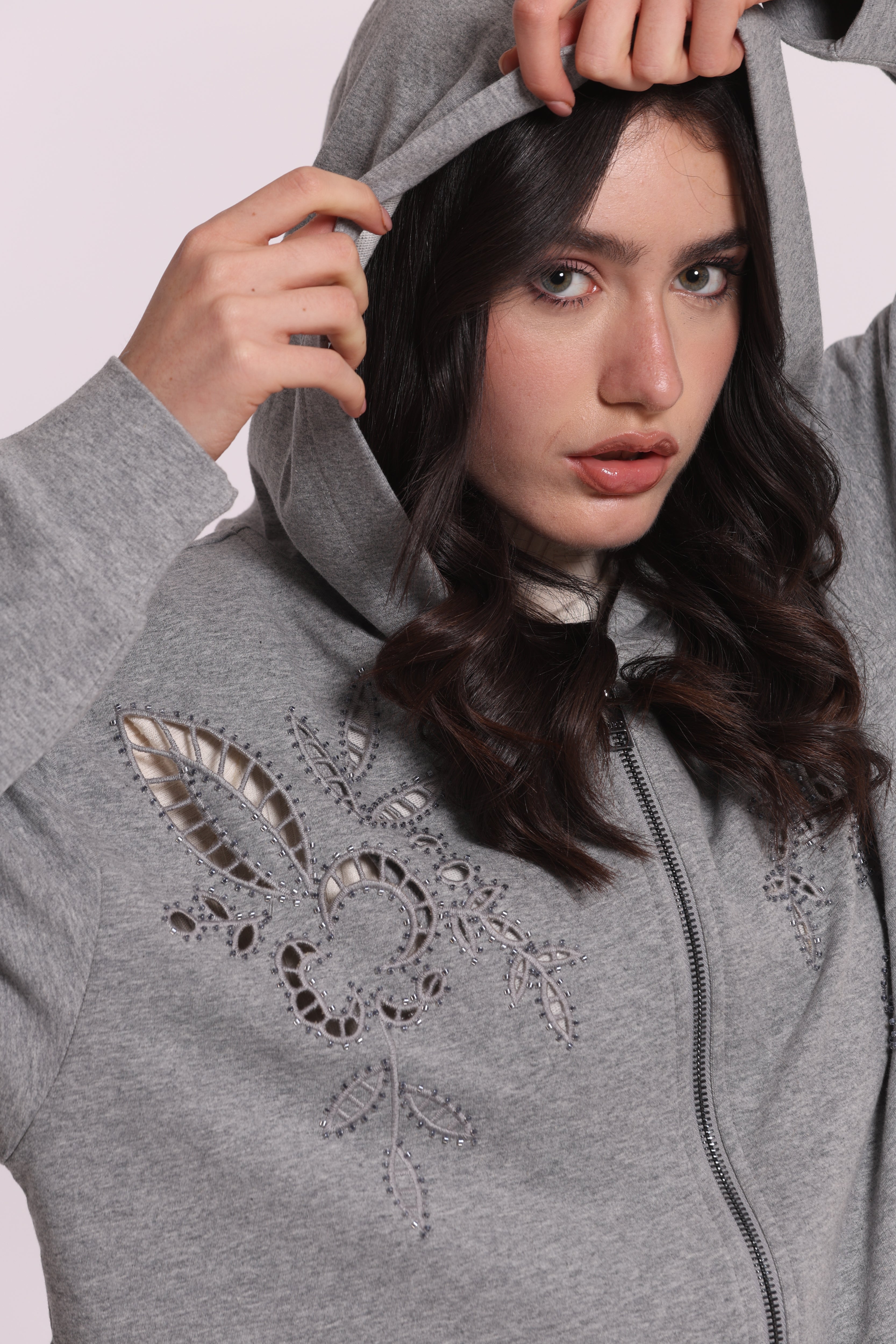 Mimi Mua Felpa con Zip Dettagli Traforati e Strass Nero