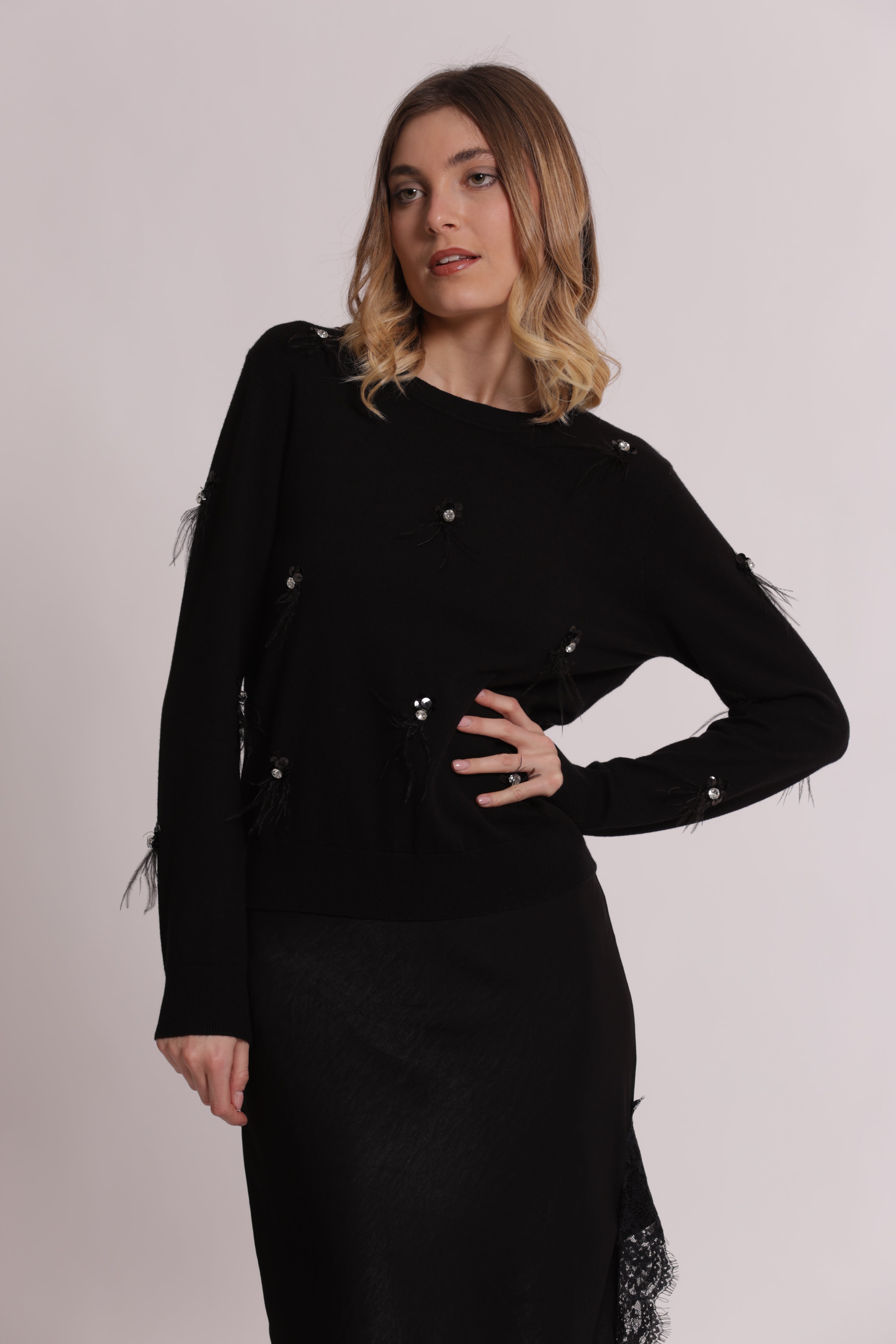 Mimi Mua Maglia Scollo Tondo con Piume Nera