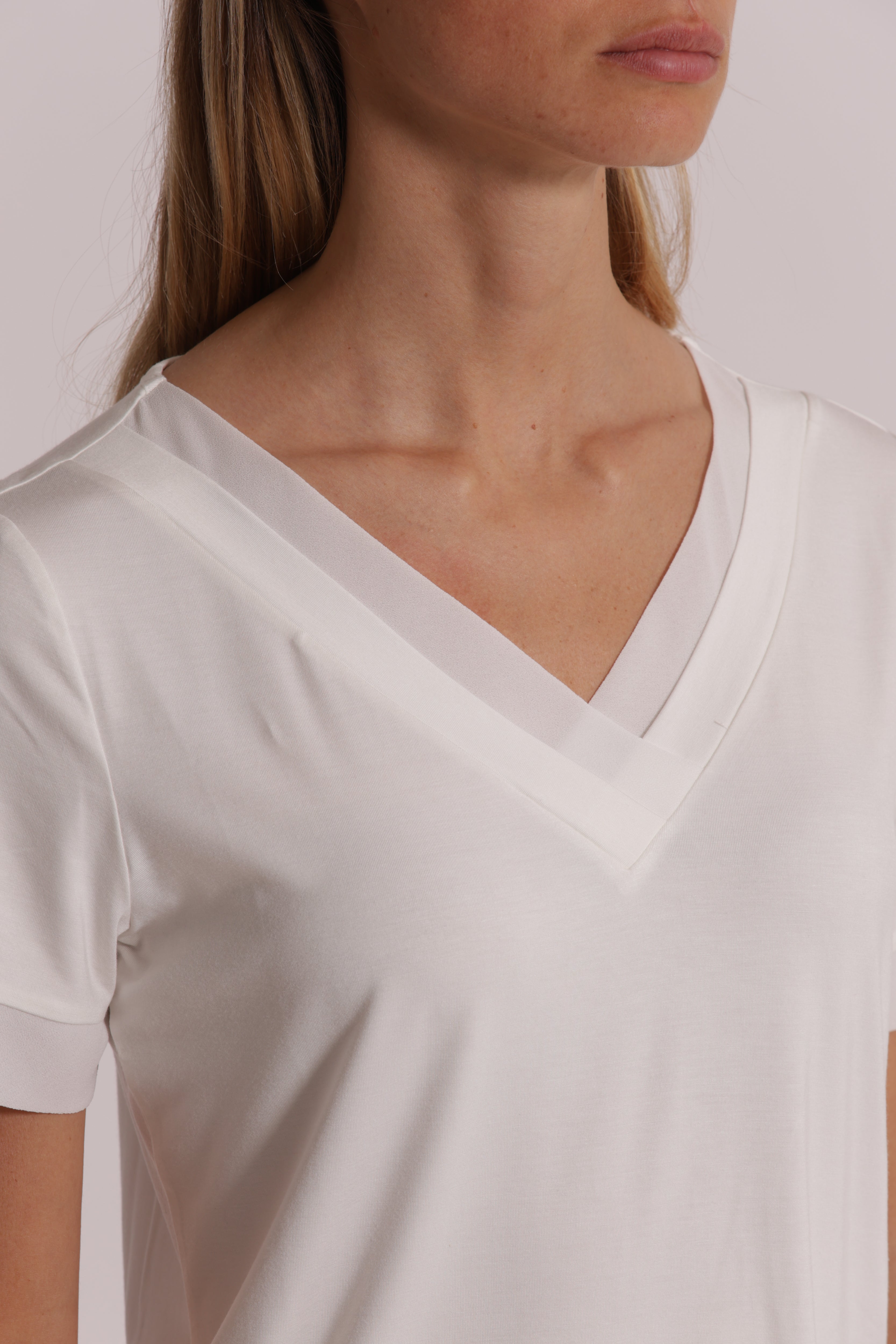 Mimi Mua Scollo a V con Dettagli in Georgette T-Shirt Nera Viscosa