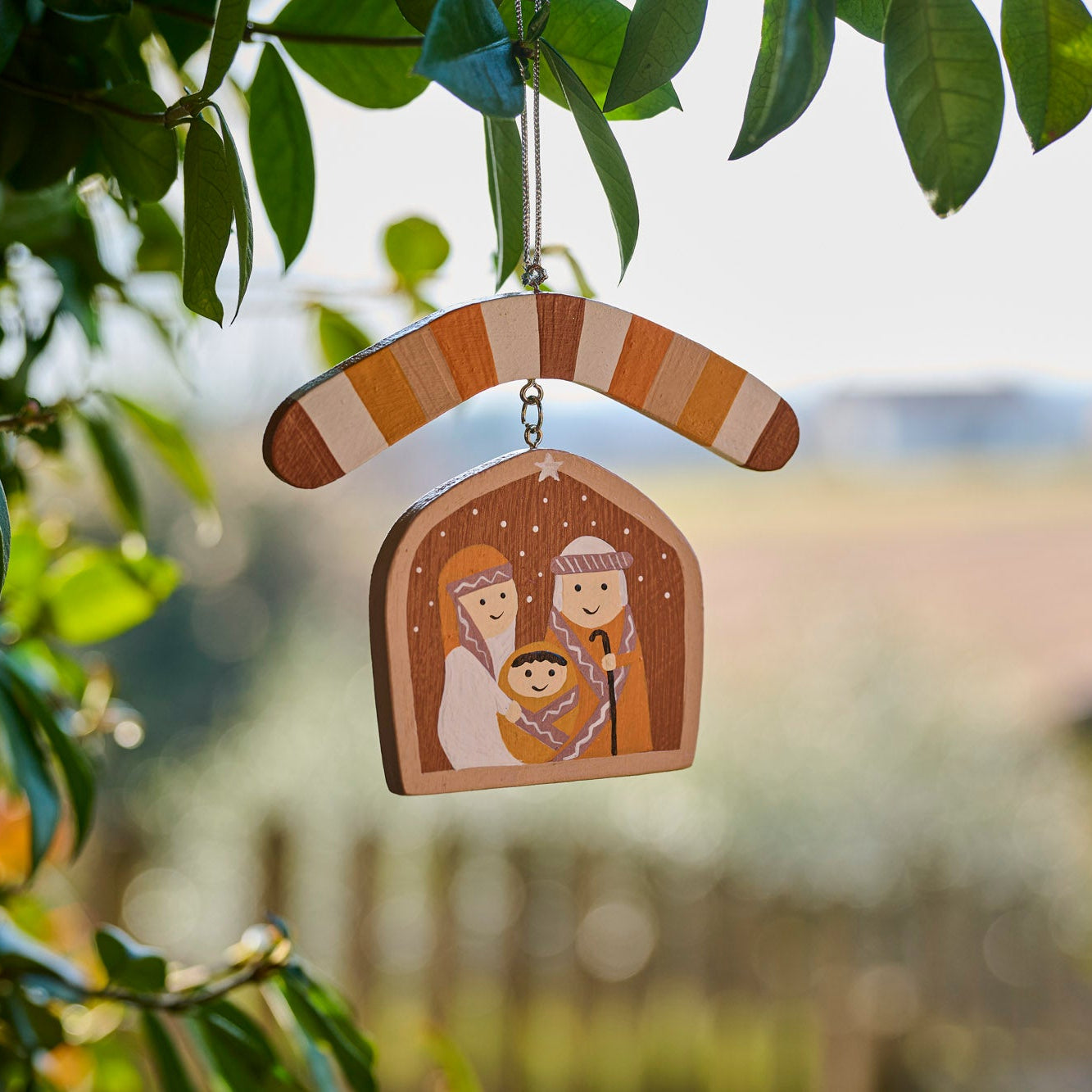 On Earth Cooperative Collection Hut presepe legno marrone 11,5 cm
