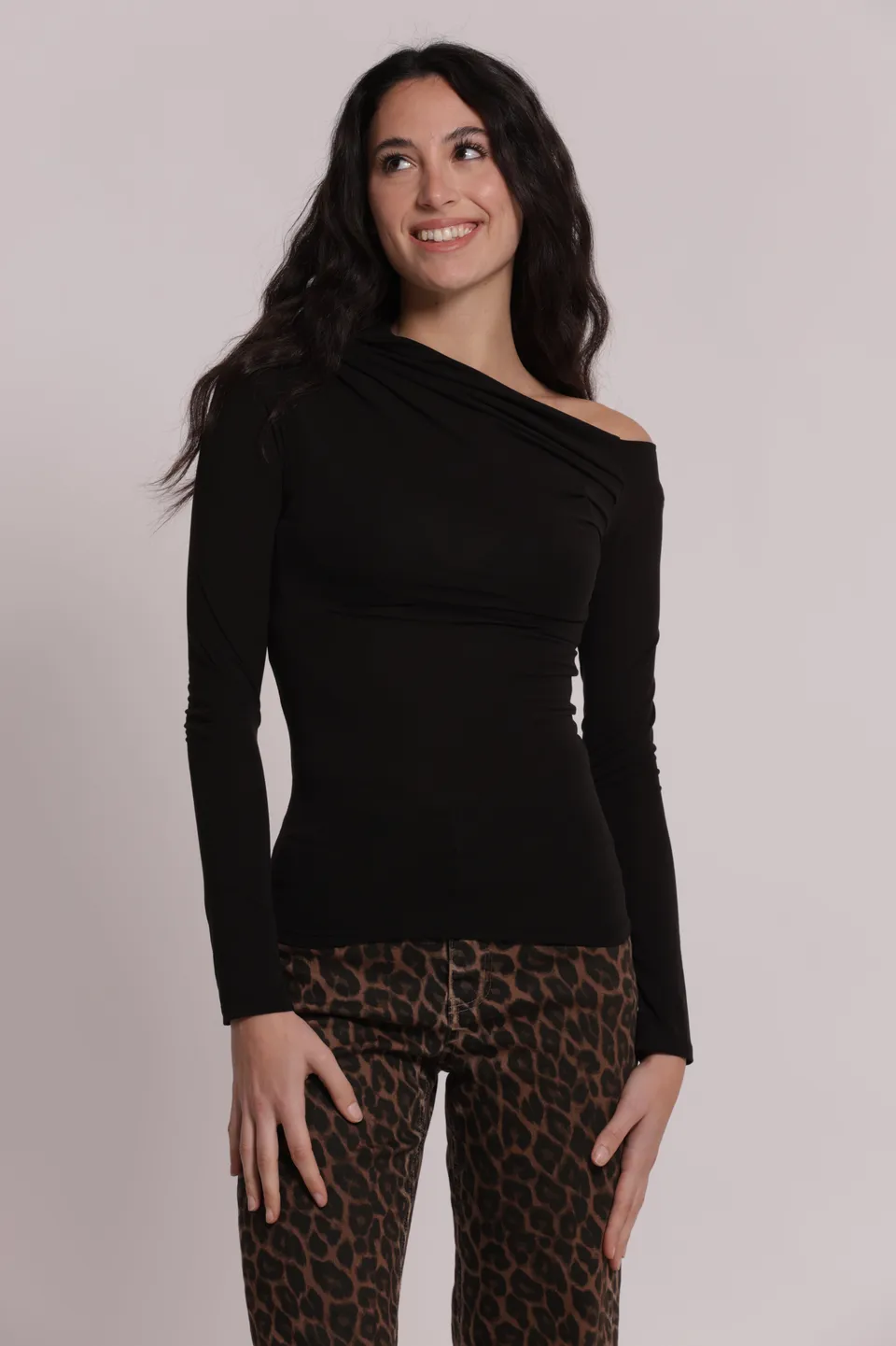 Mimi Mua Blusa Scollo Asimmetrico Nero