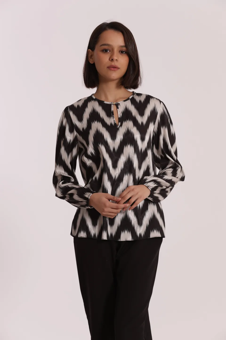Mimi Mua Blusa Bottoncino Fantasia Chevron Nero Bianco