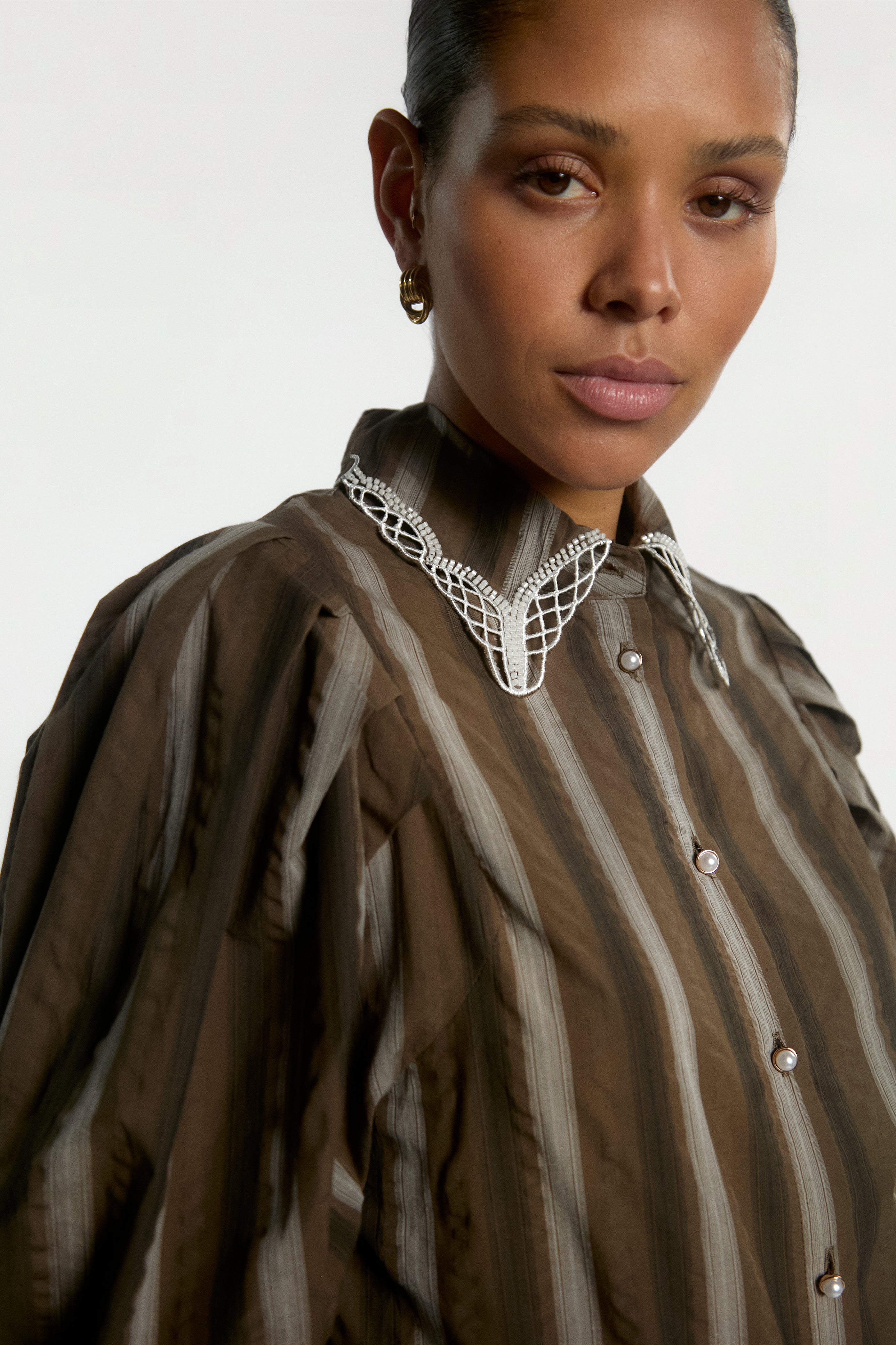 Aaiko Lorven blusa verde righe pizzo elegante
