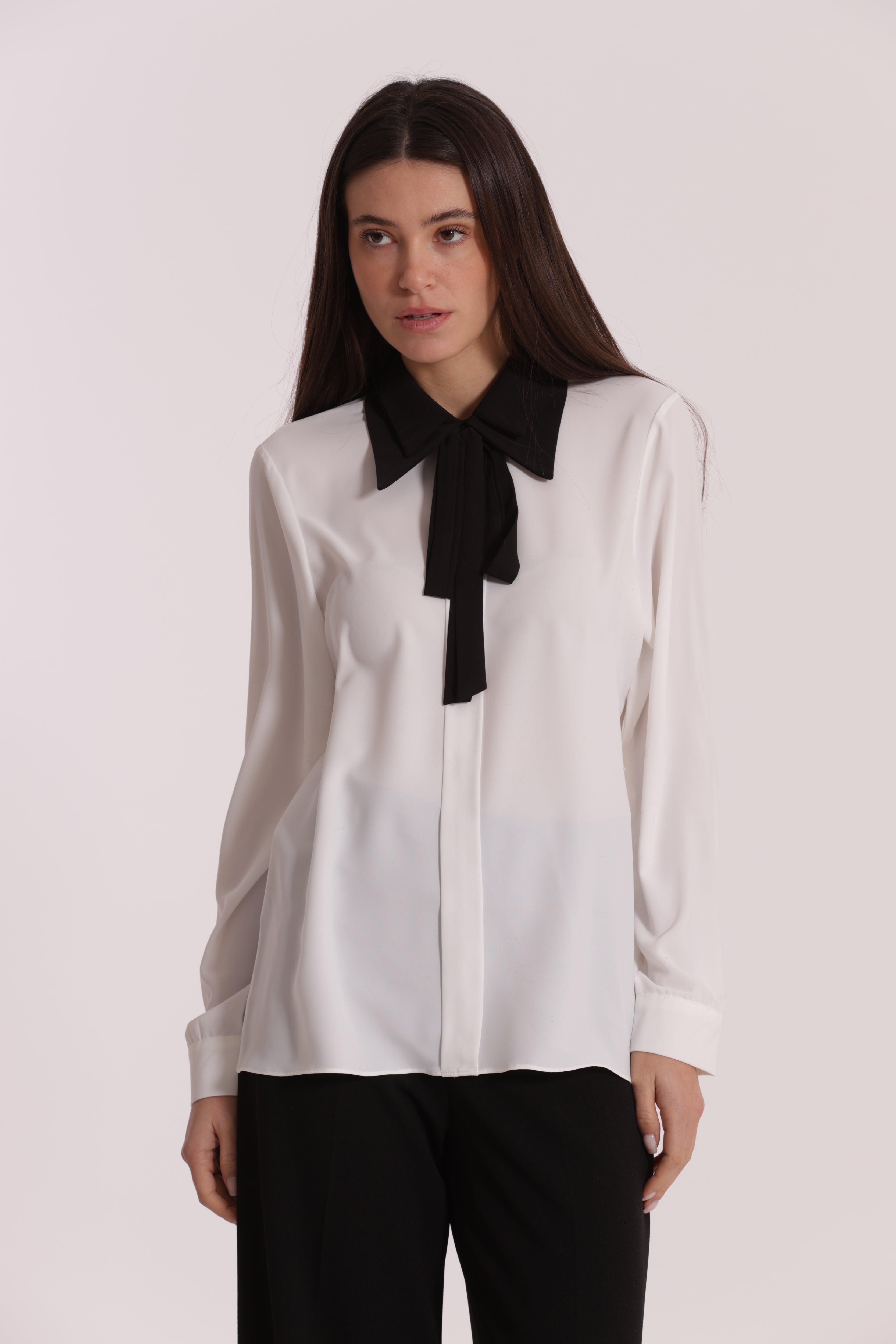 Mimi Mua blusa con colletto e fiocco bianco nero