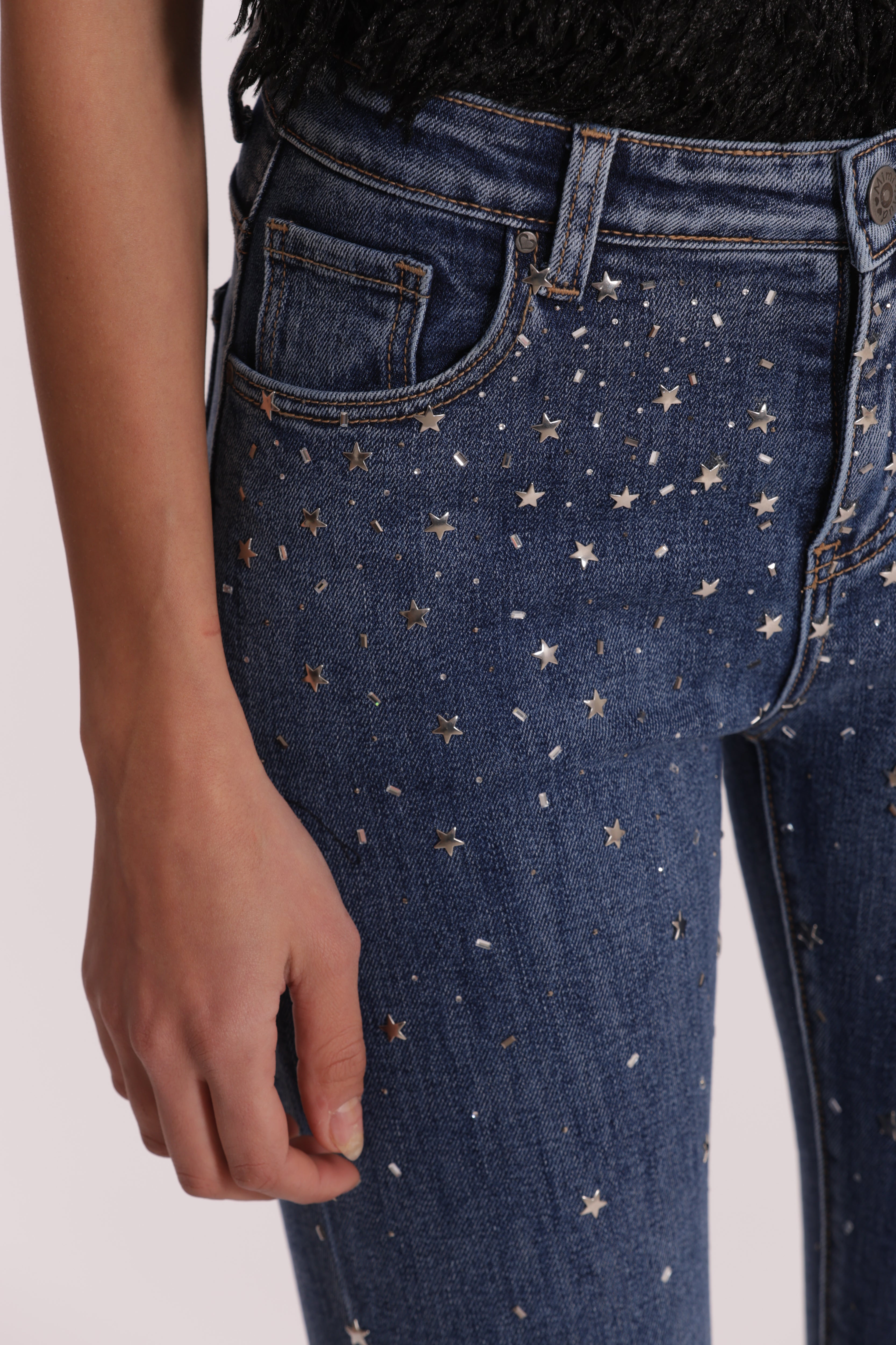 Mimi Mua jeans cropped flare strass e borchie blu medio