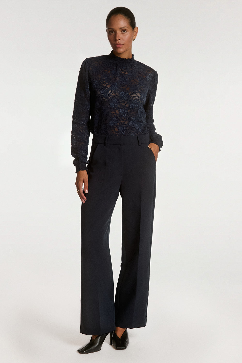 Aaiko Tory top pizzo blu notte collo alto aderente