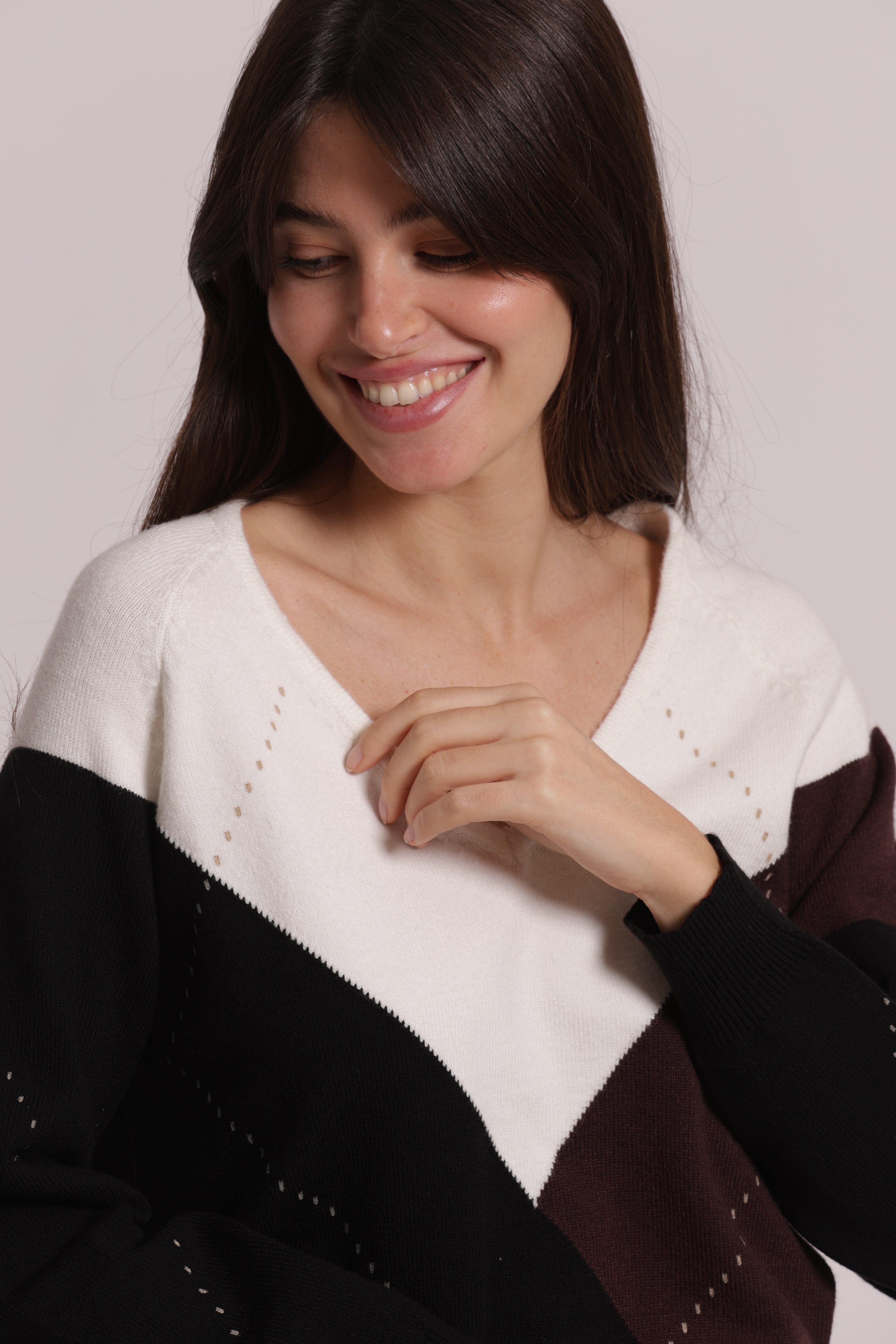 Mimi Mua rombi scollo V maglia nero scollo a V