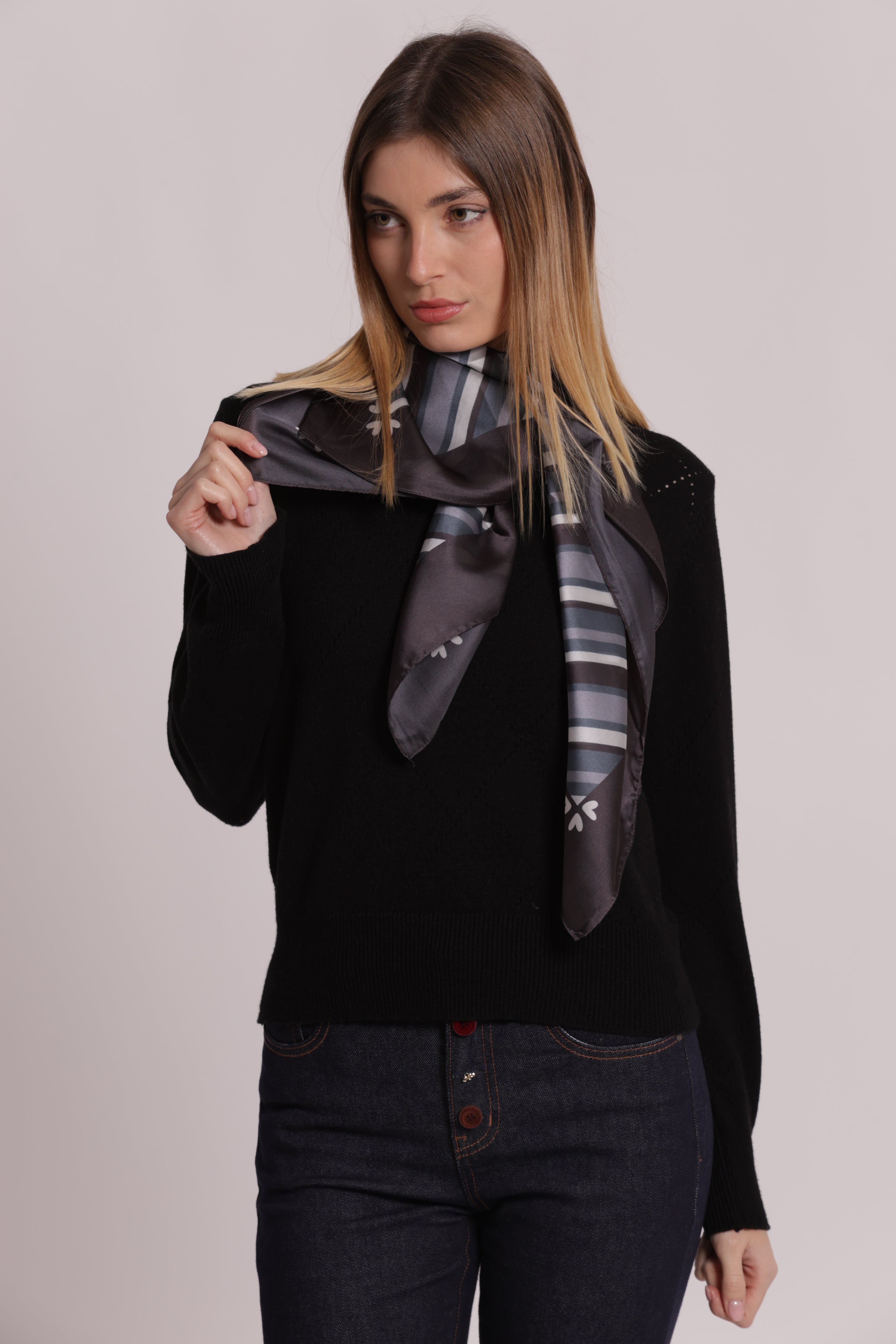 Mimi Mua foulard righe diagonali nero 90x90 poliestere