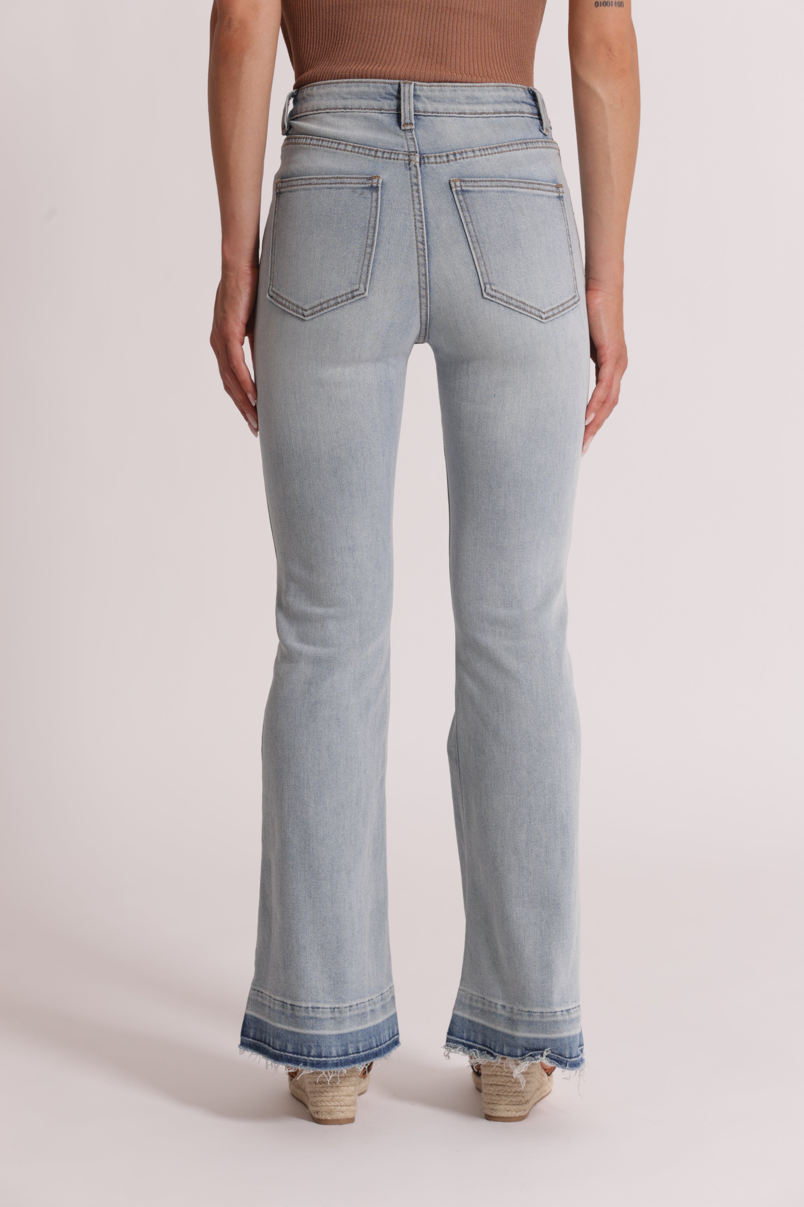 Mimi Mua jeans zampa dettaglio gioiello blu chiaro