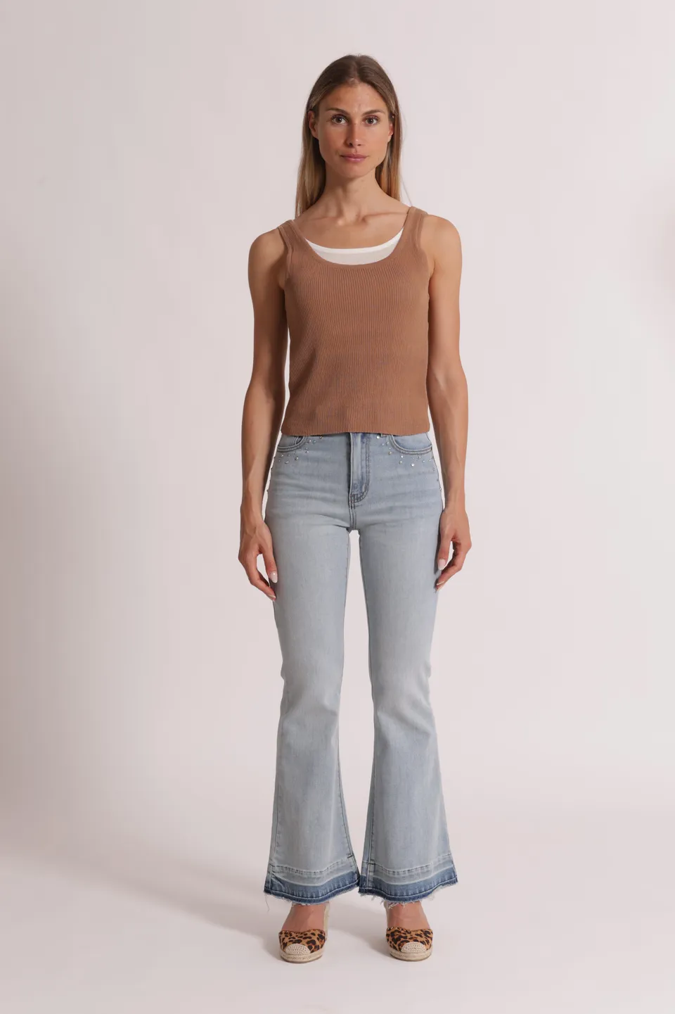 Mimi Mua jeans zampa dettaglio gioiello blu chiaro