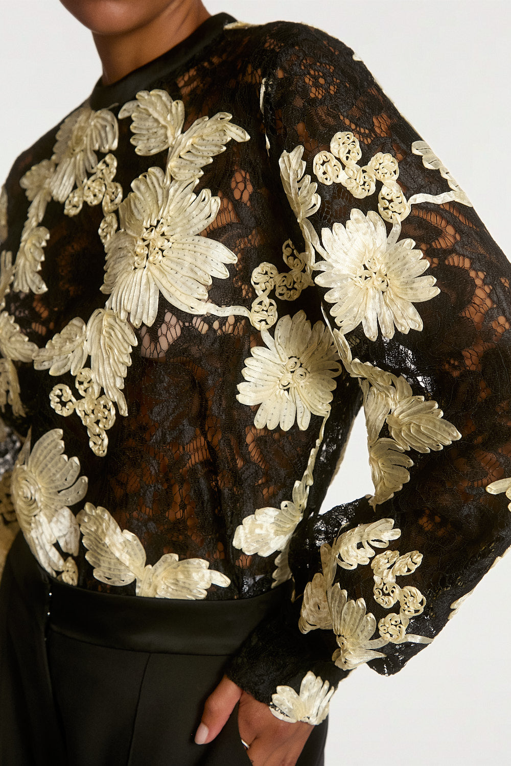 Aaiko Mauve top crema con fiori maniche ampie