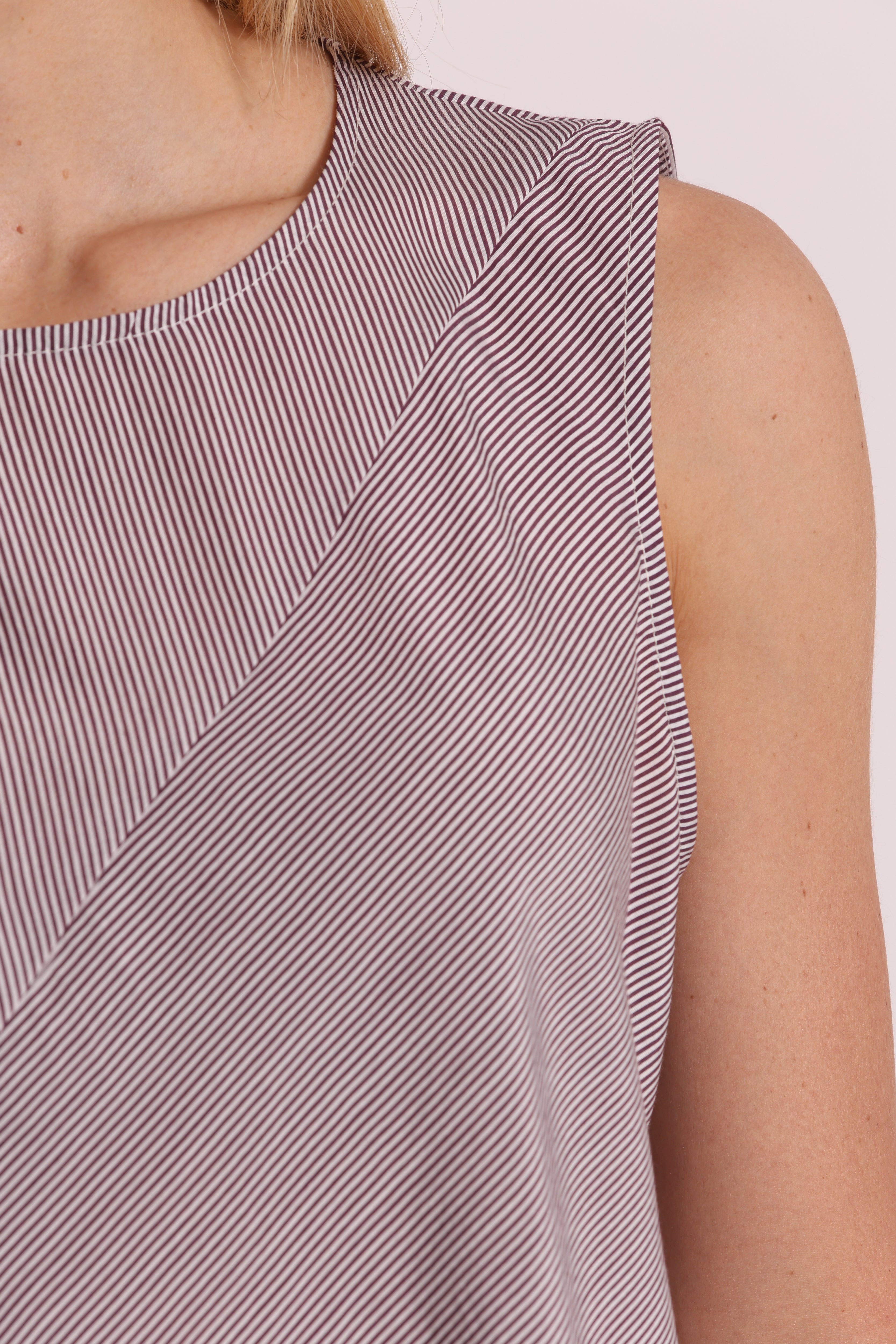 Mimi Mua Top a Righe Beige Latte blusa smanicata