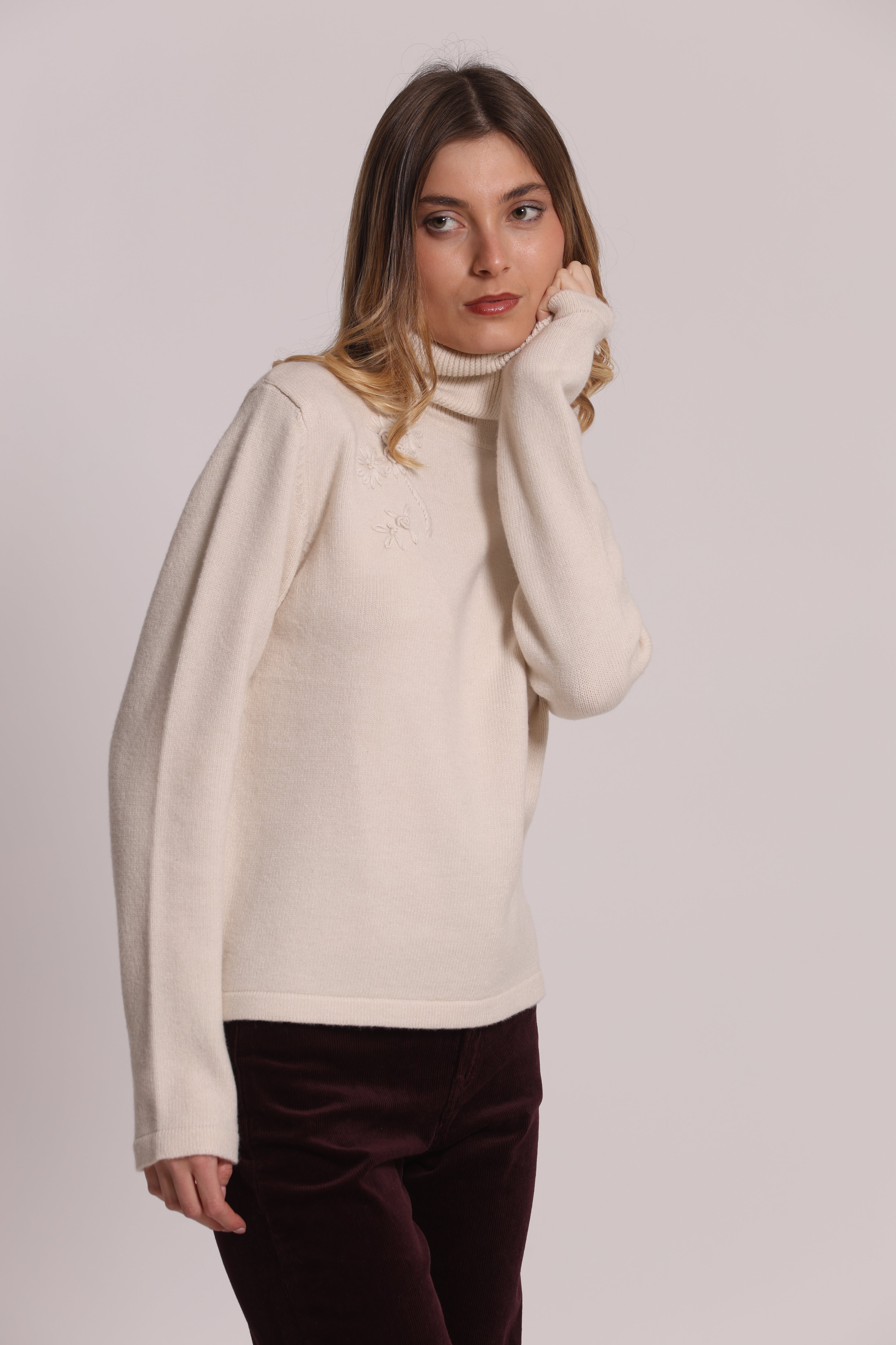 Mimi Mua Maglia Collo Alto Ricami Floreali Nera