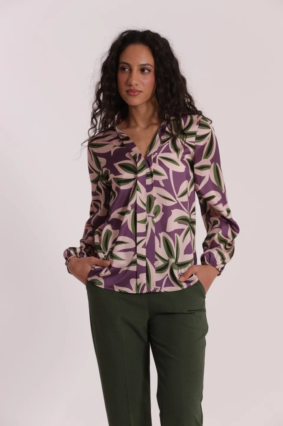 Mimi Mua blusa scollo V fantasia botanica malva