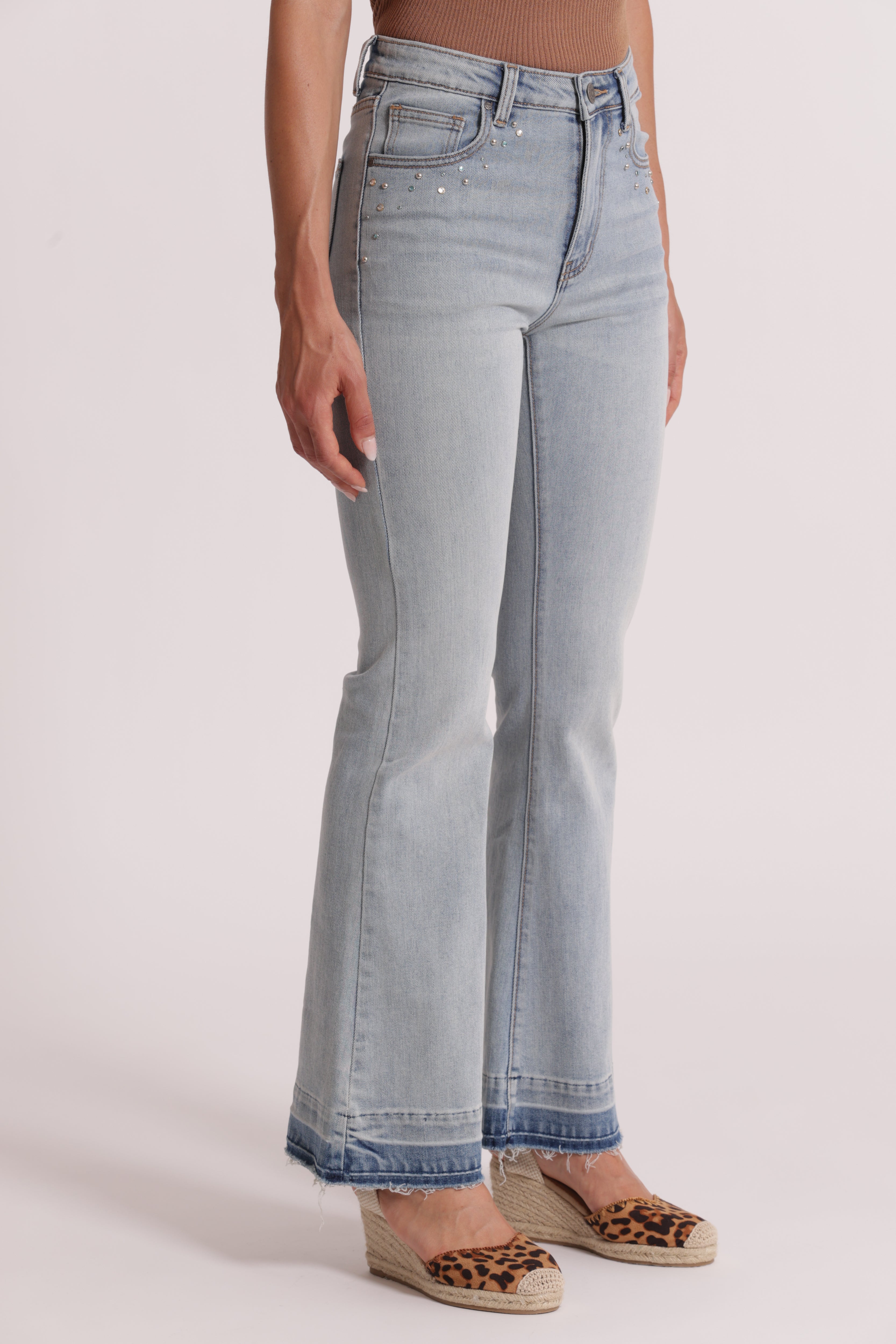 Mimi Mua jeans zampa dettaglio gioiello blu chiaro