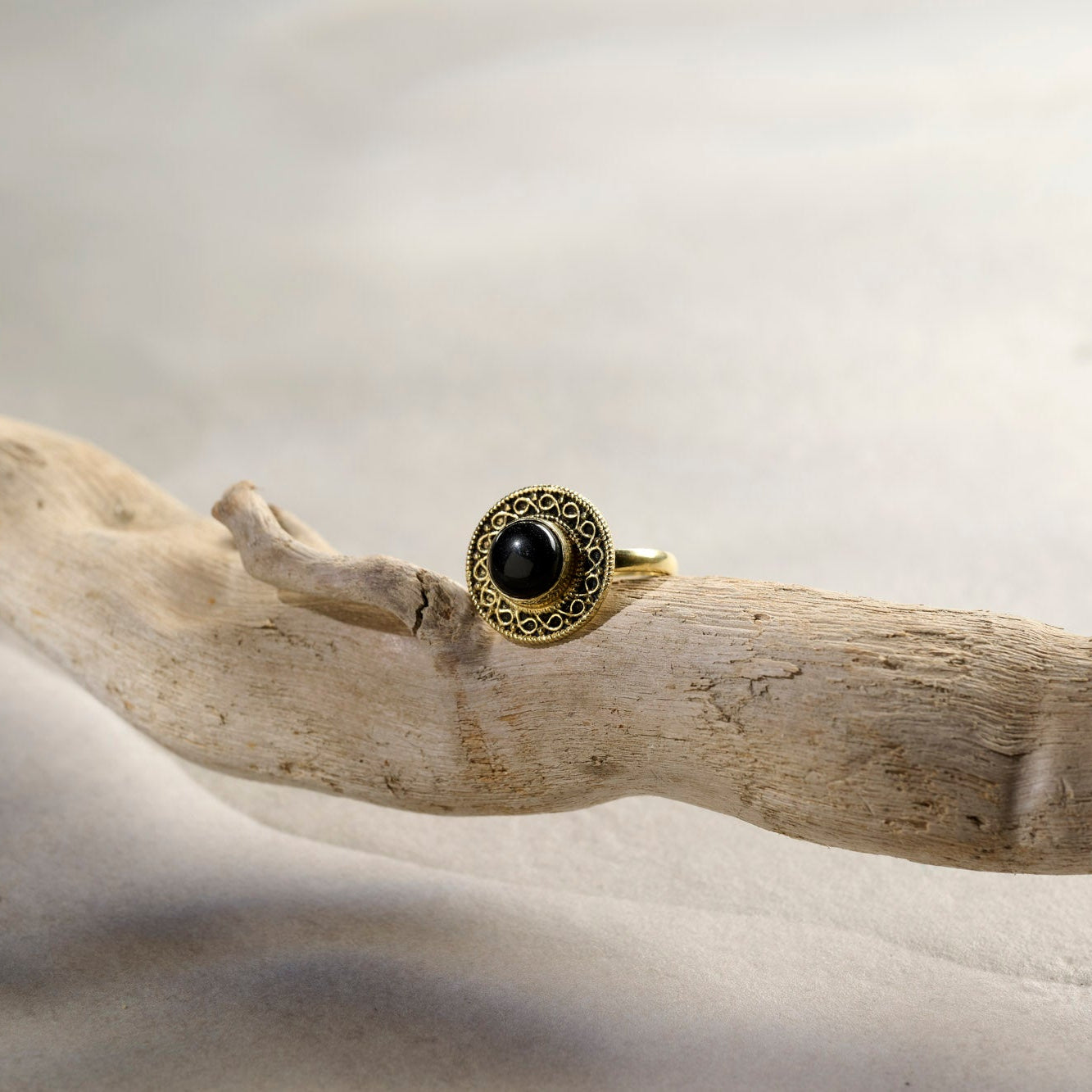 On Earth Cooperative Collection Onice anello ottone dorato regolabile