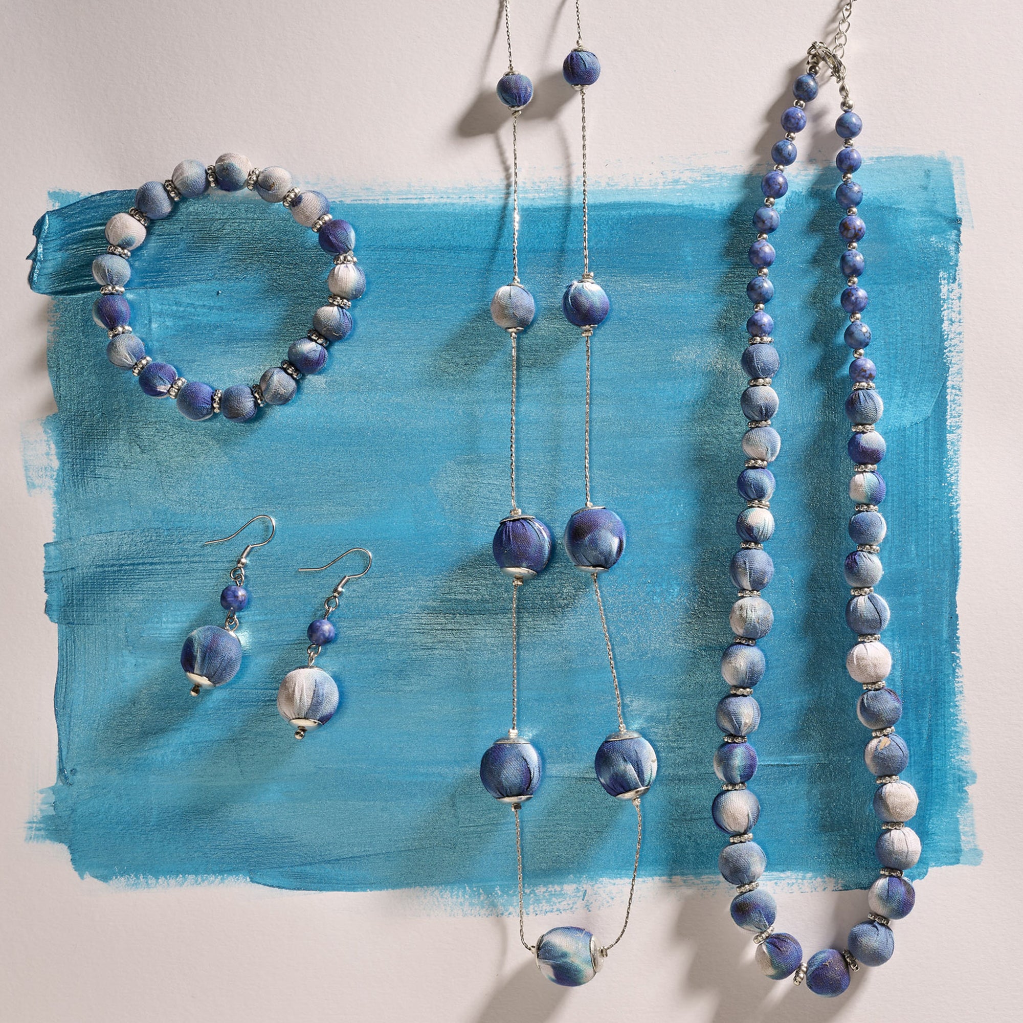 On Earth Blossom collana vetro e cotone 72 cm blu