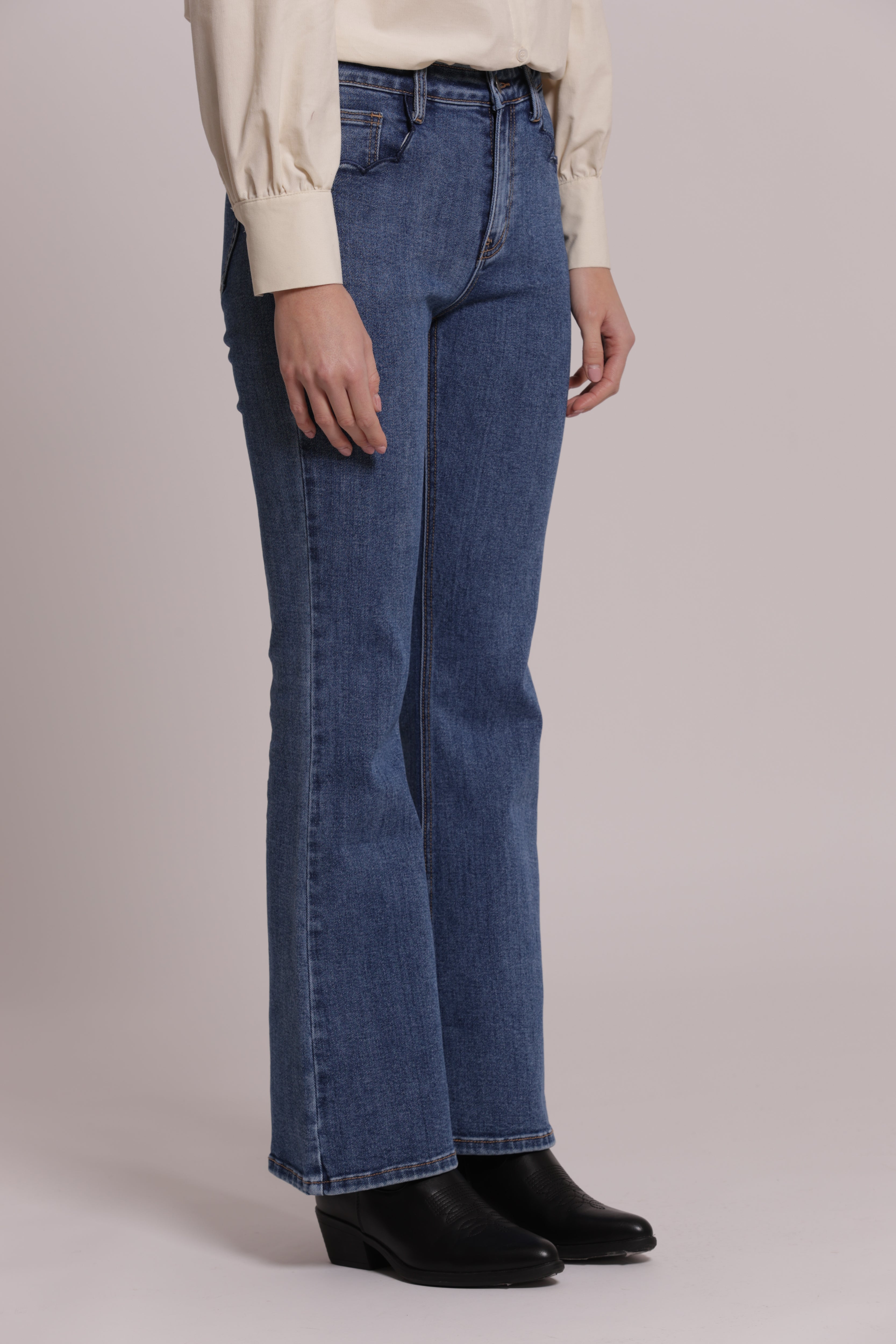Mimi Mua jeans flare ricamo ondulato blu medio