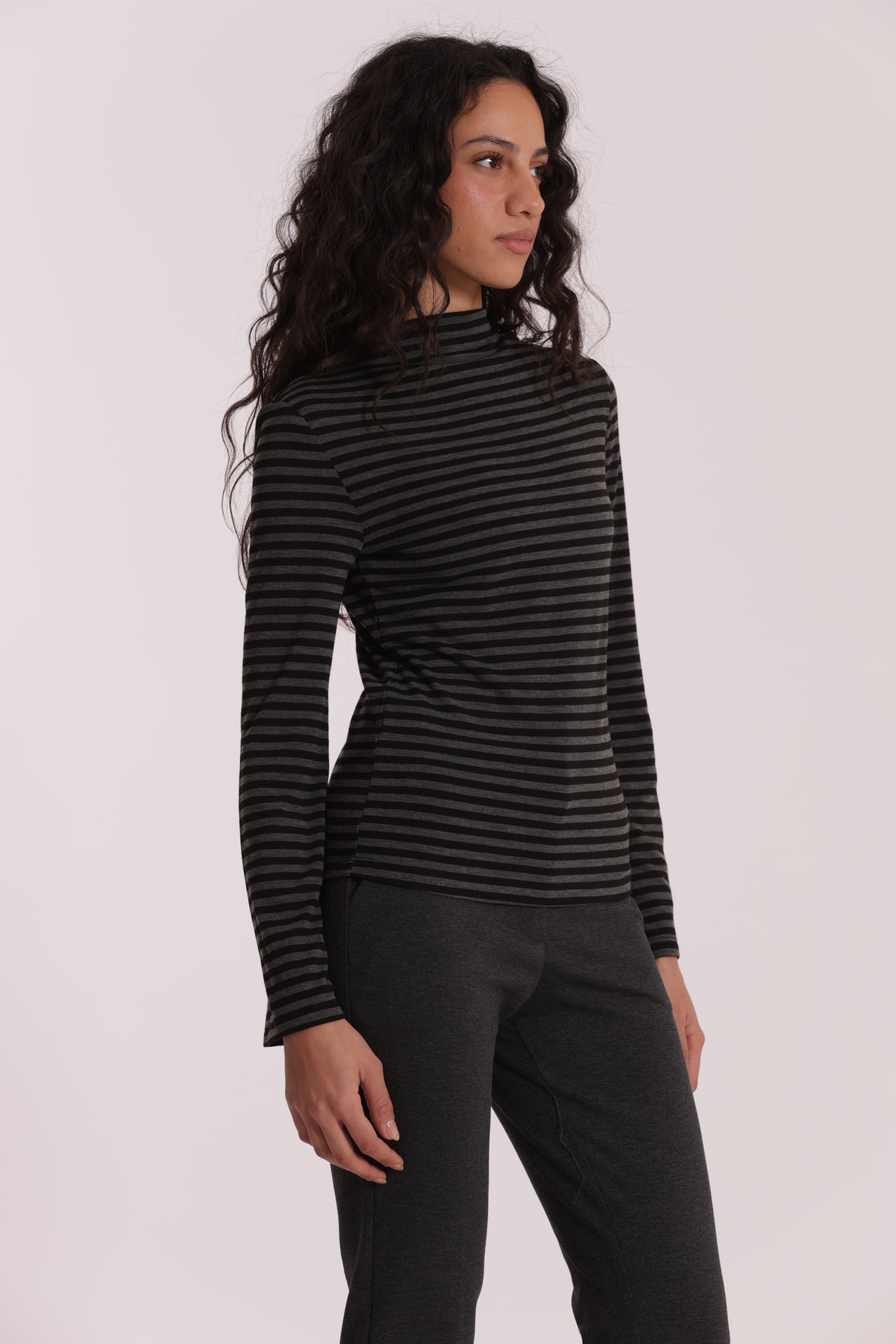 Mimi Mua Maglia Collo Vulcano a Righe Nero Grigio