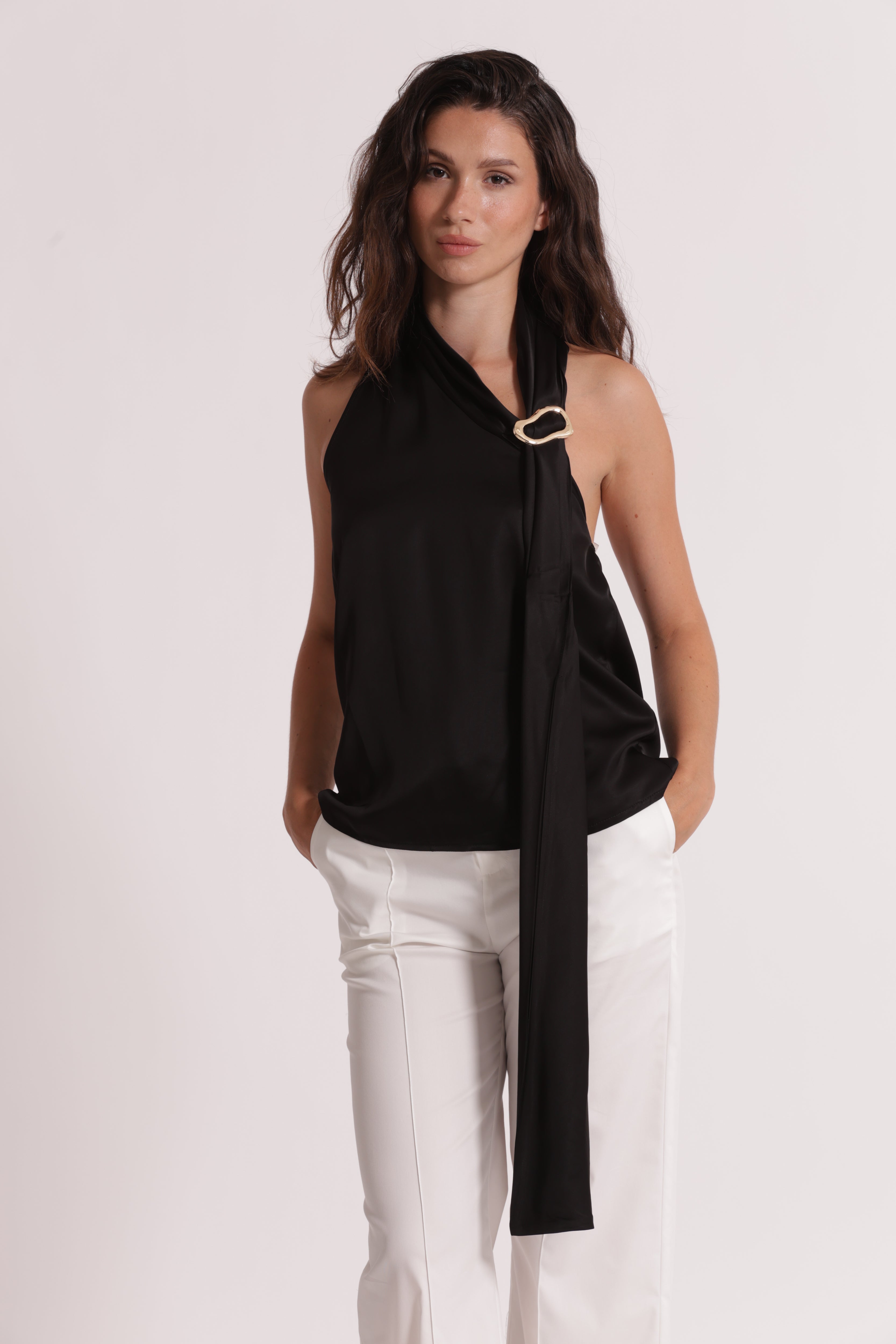Mimi Mua top raso dettaglio gioiello nero satin