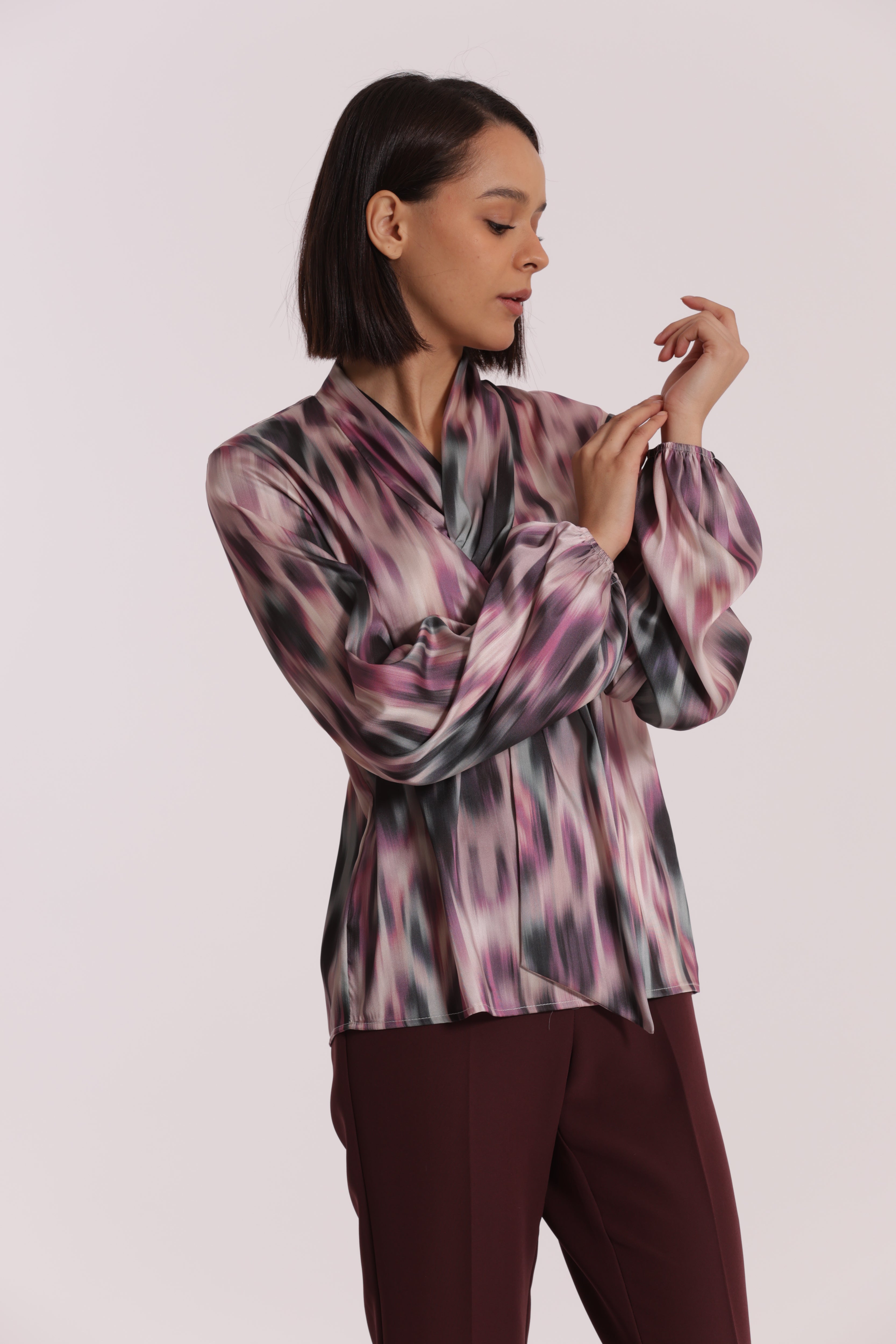 Mimi Mua Blusa con Cravattino Fantasia Fusion blusa mosto