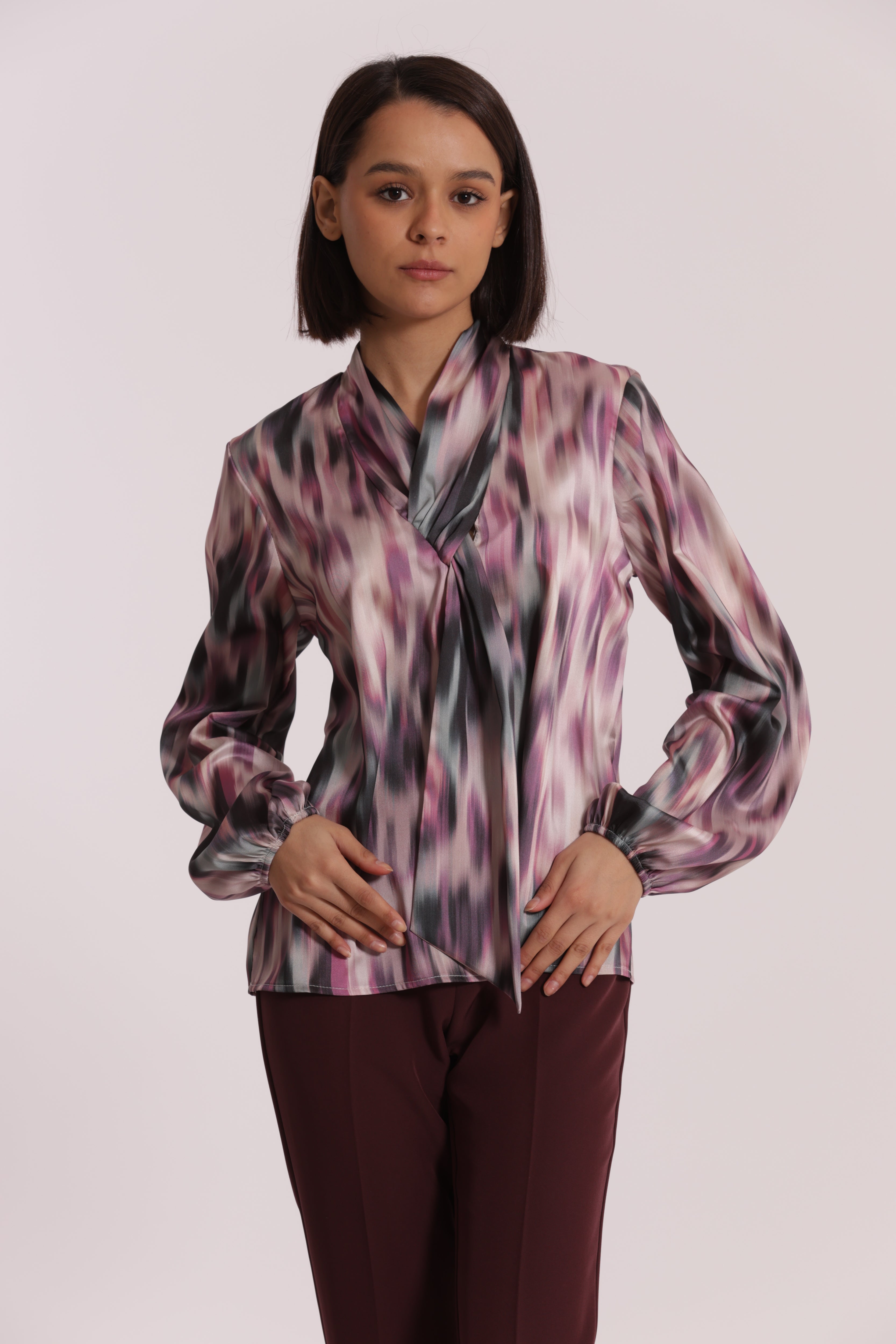 Mimi Mua Blusa con Cravattino Fantasia Fusion blusa mosto