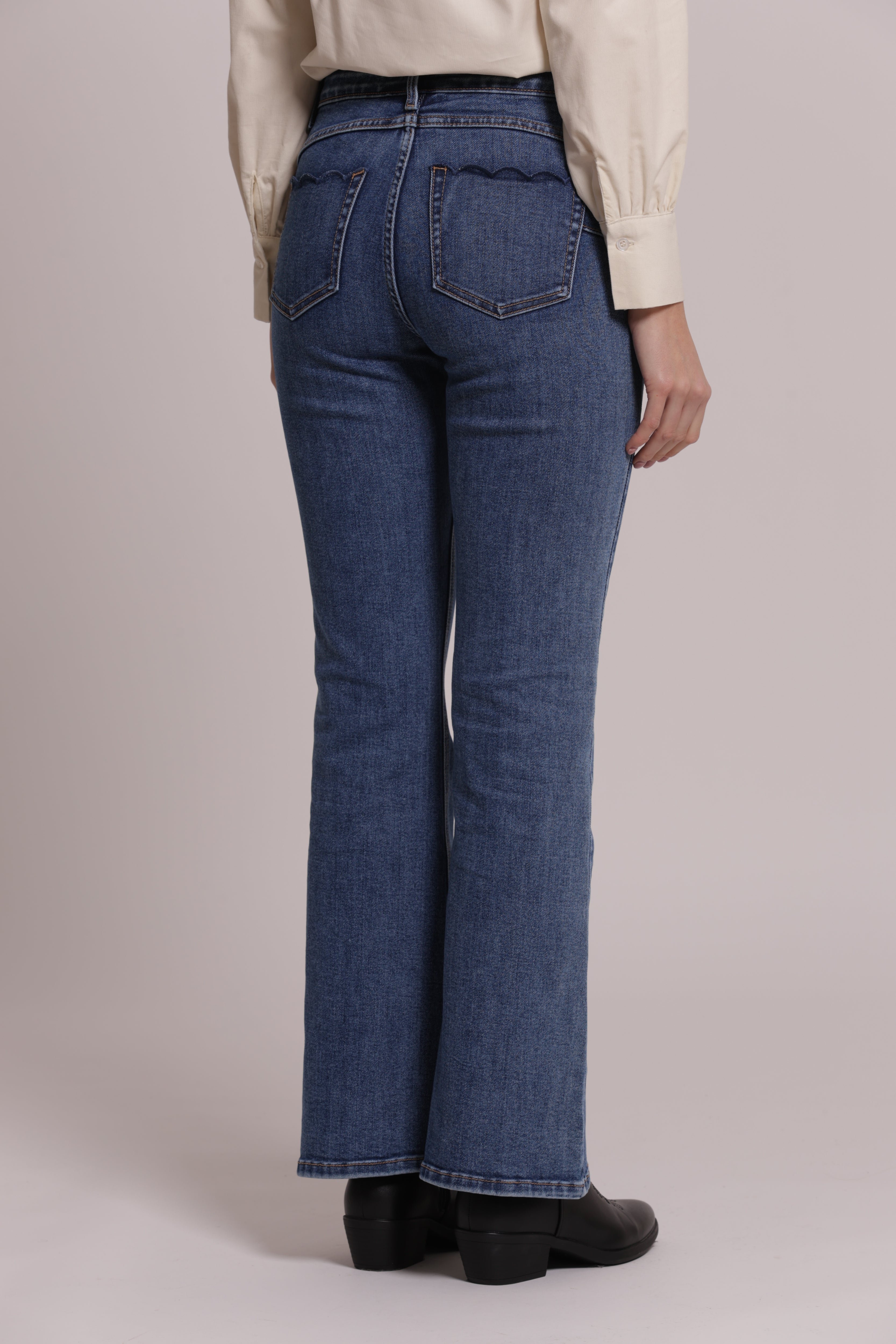 Mimi Mua jeans flare ricamo ondulato blu medio