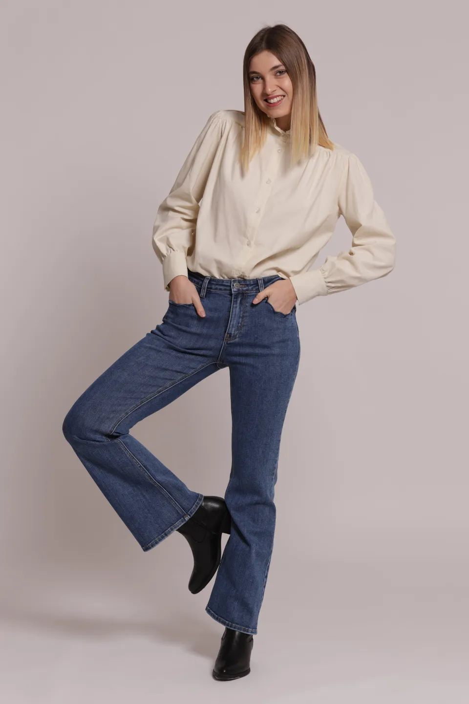 Mimi Mua jeans flare ricamo ondulato blu medio