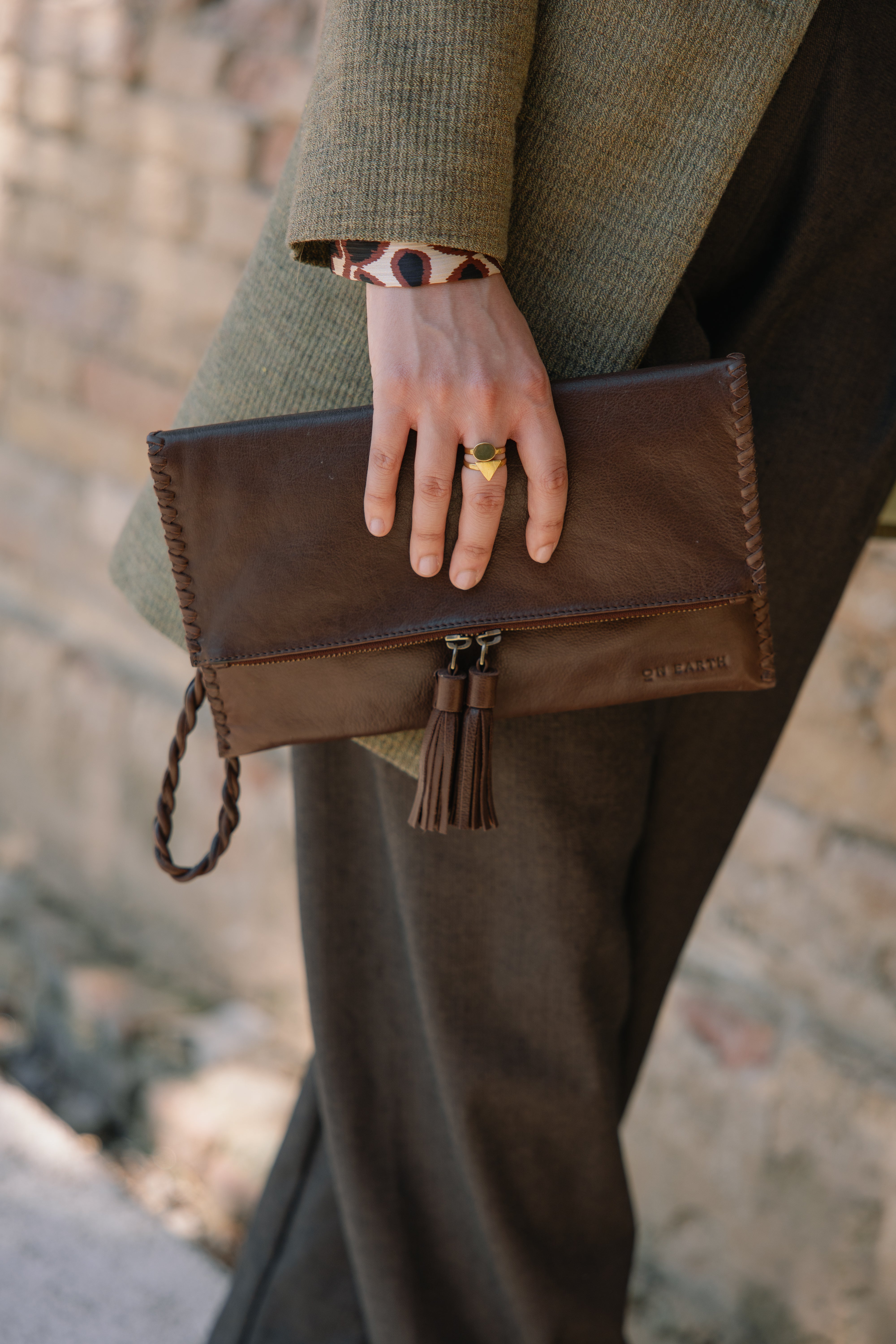On Earth Cooperative Collection Ardee borsa pelle marrone 28 cm