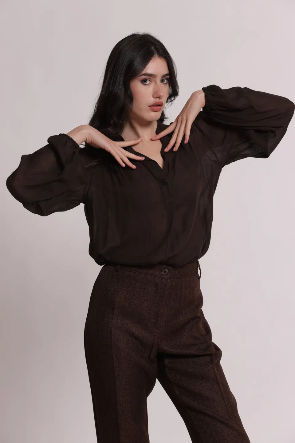 Mimi Mua blusa scollo V garza viscosa nero