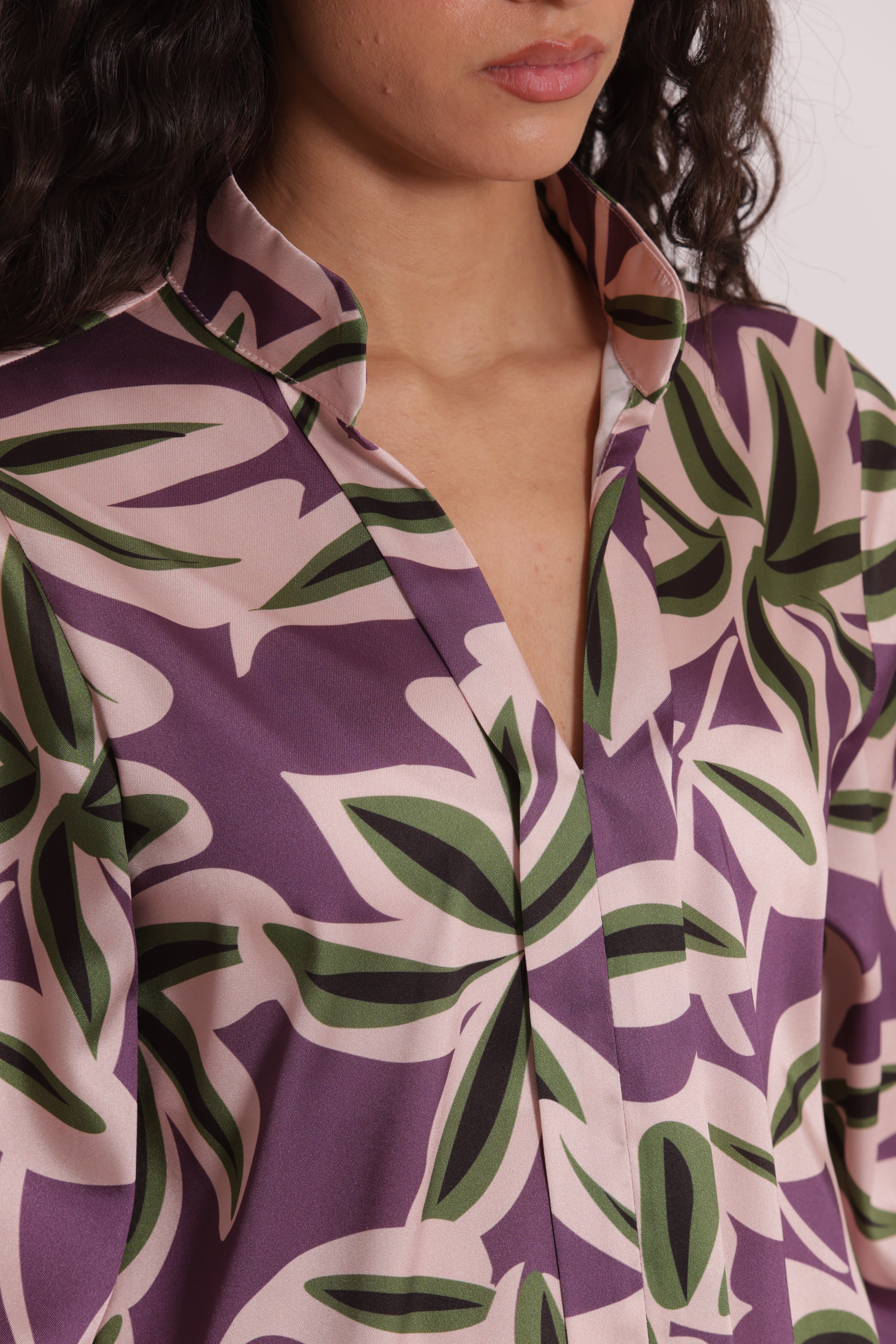 Mimi Mua blusa scollo V fantasia botanica malva