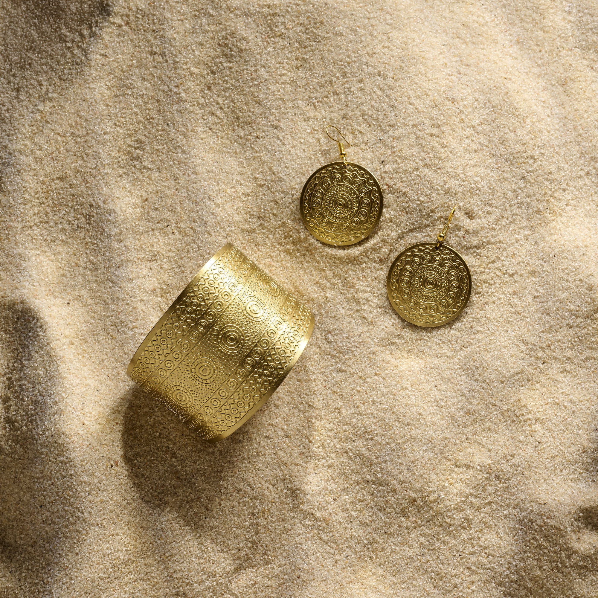 On Earth Cooperative Collection Dorado bracciale ottone dorato regolabile