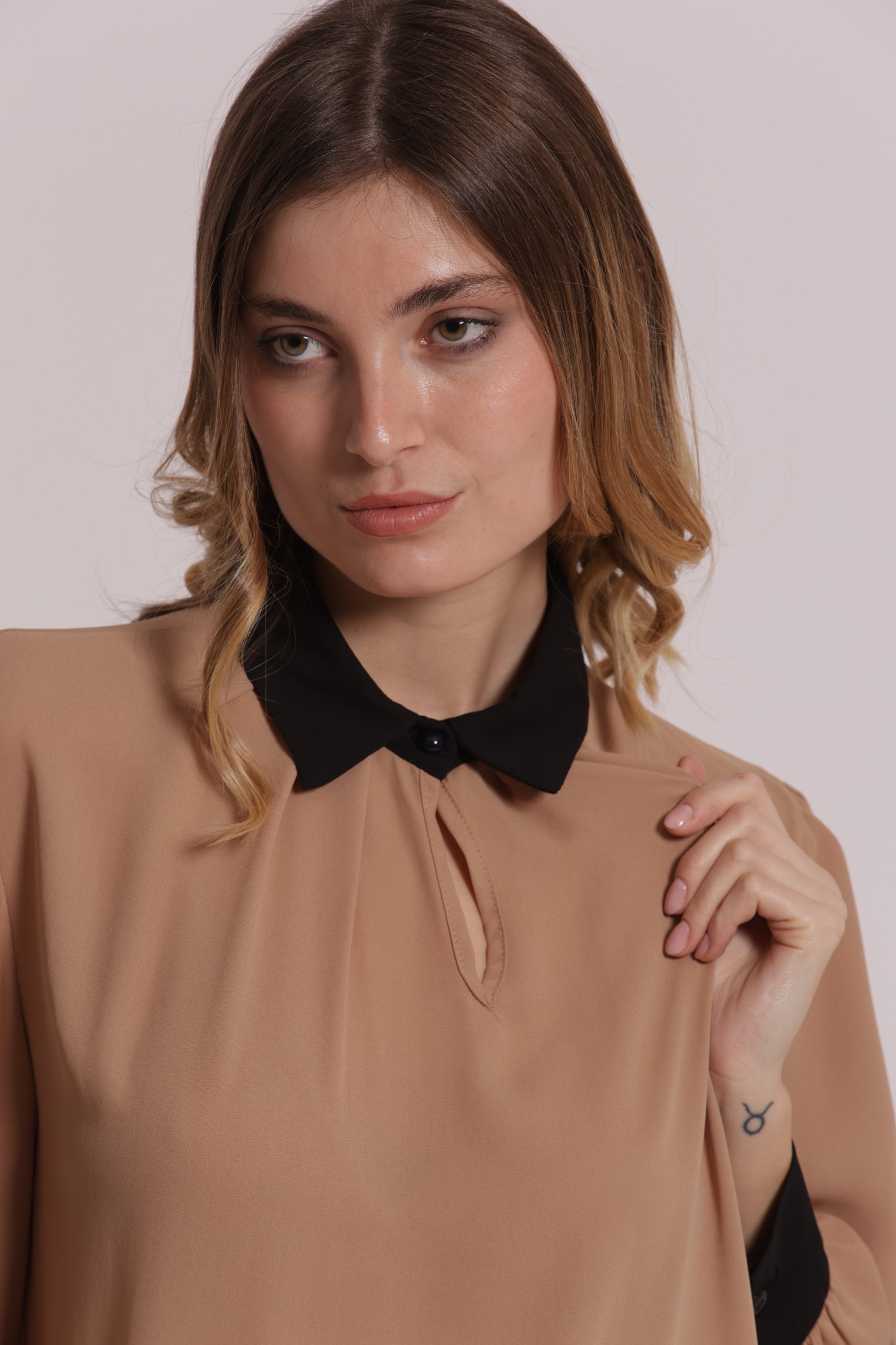Mimi Mua Blusa con Colletto e Polsini a Contrasto