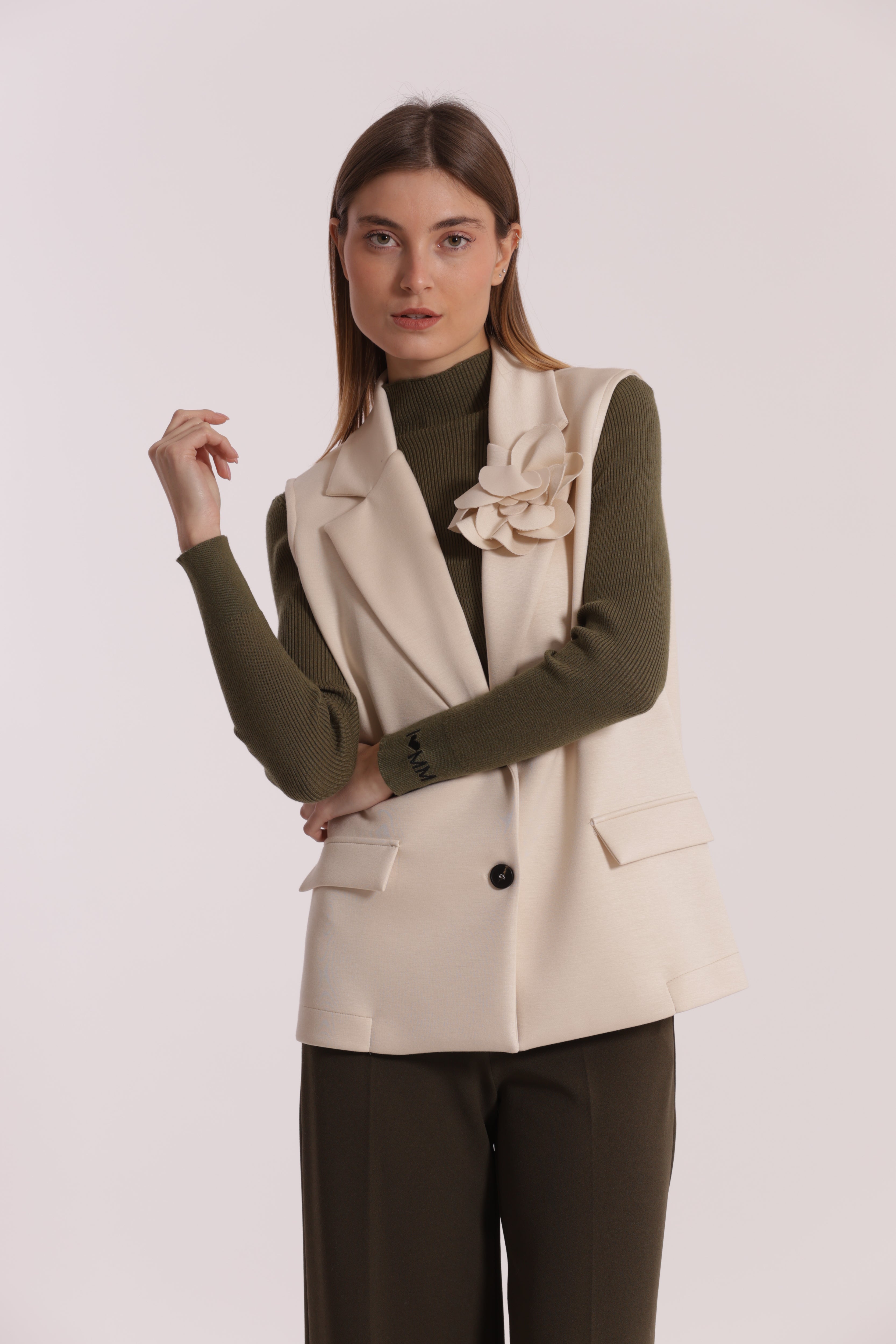 Mimi Mua gilet over neoprene con fiore nero