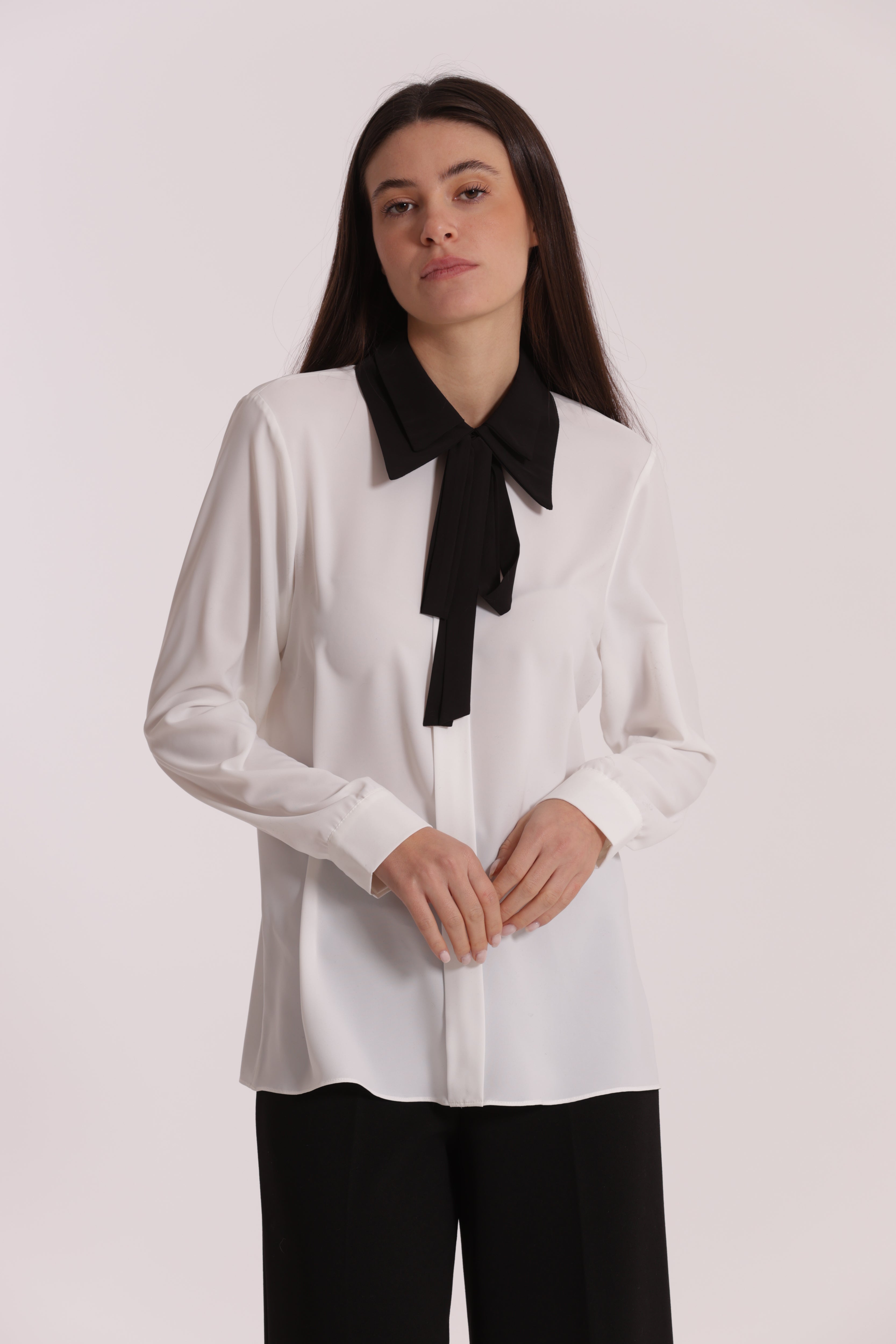 Mimi Mua blusa con colletto e fiocco bianco nero