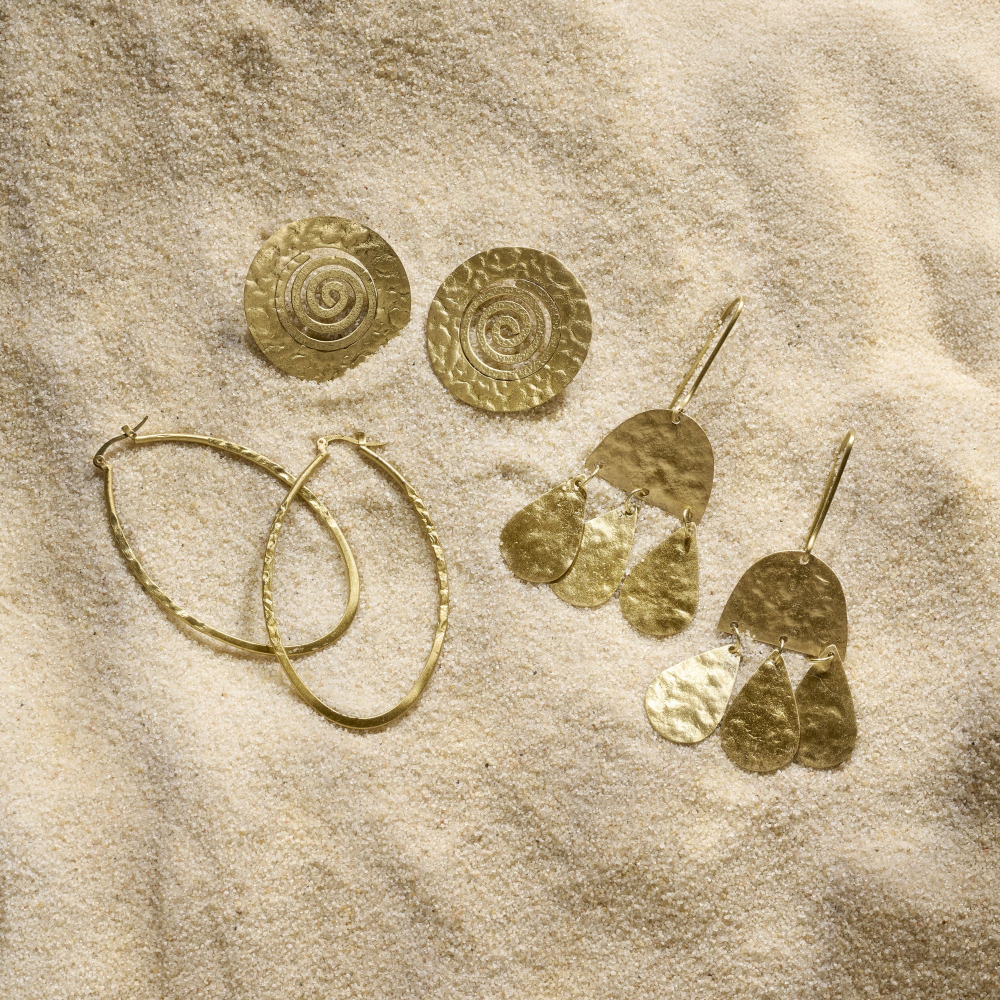 On Earth Spirale orecchini ottone dorato 4 cm