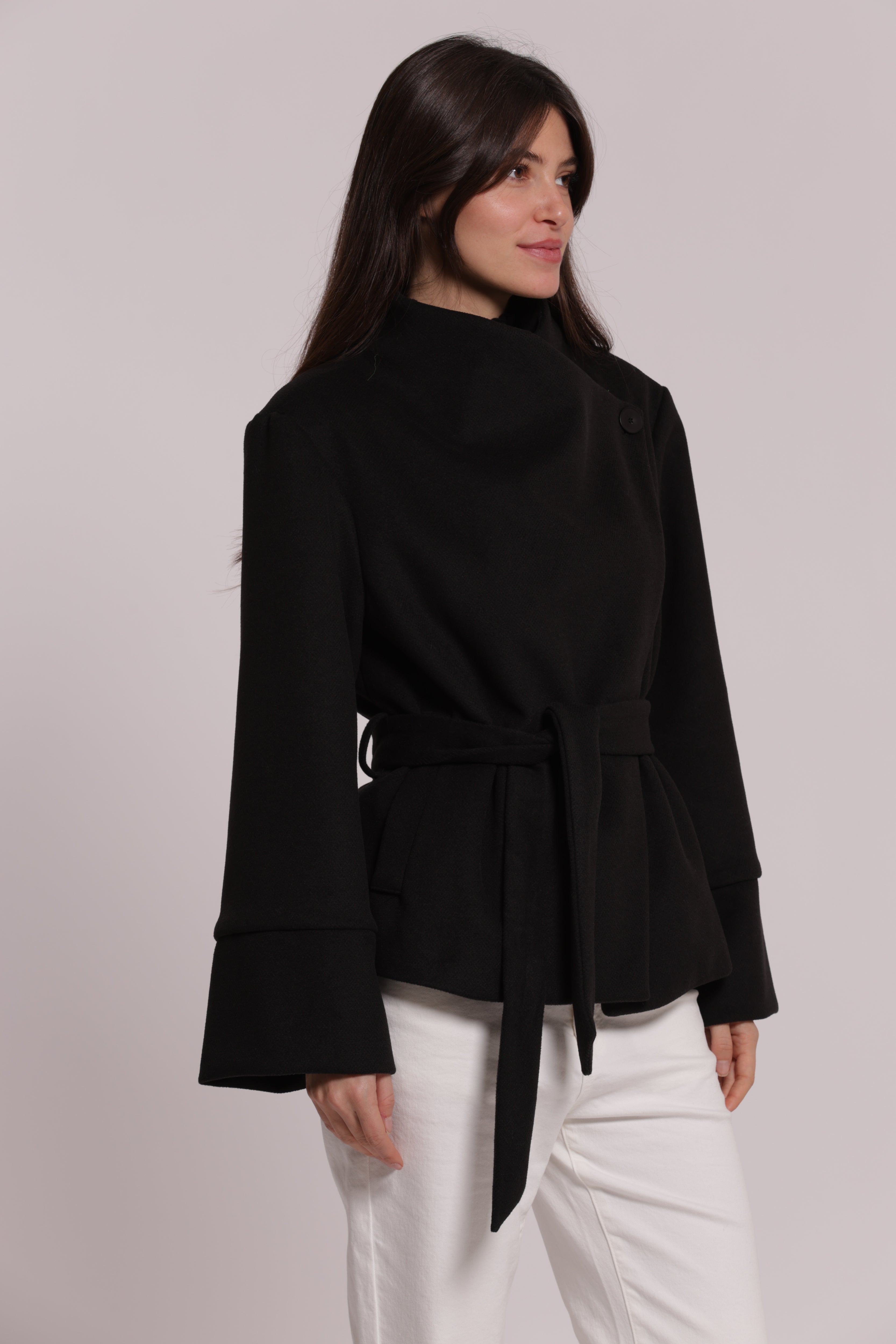 Mimi Mua cappotto corto cintura nero invernale