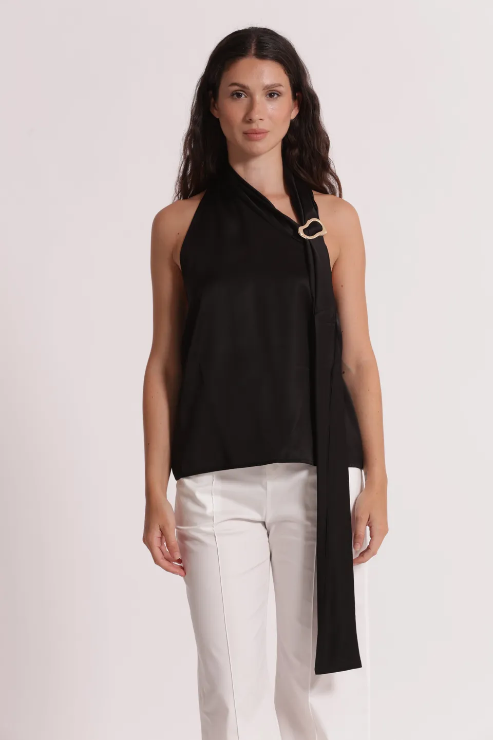 Mimi Mua top raso dettaglio gioiello nero satin
