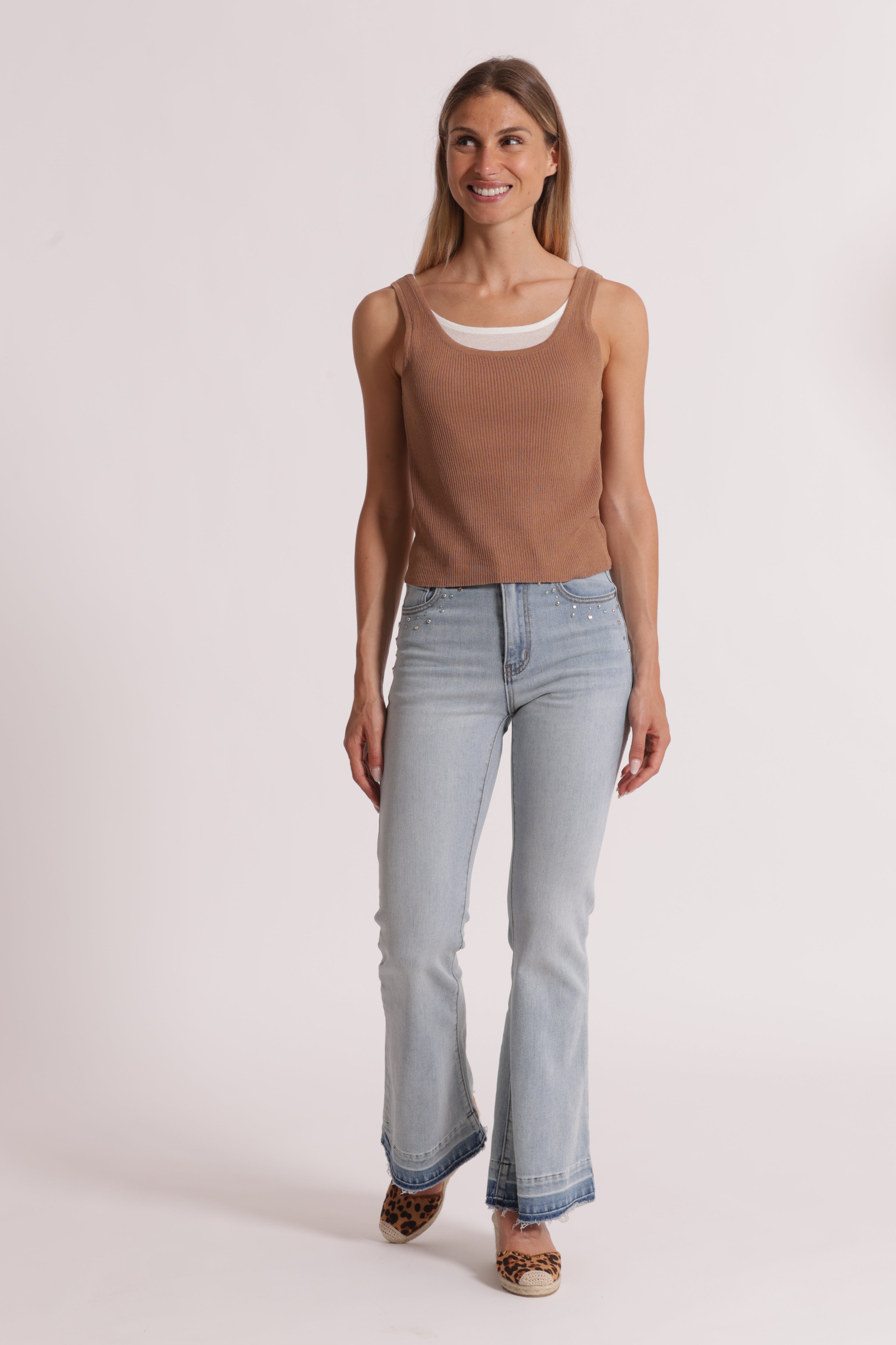 Mimi Mua jeans zampa dettaglio gioiello blu chiaro