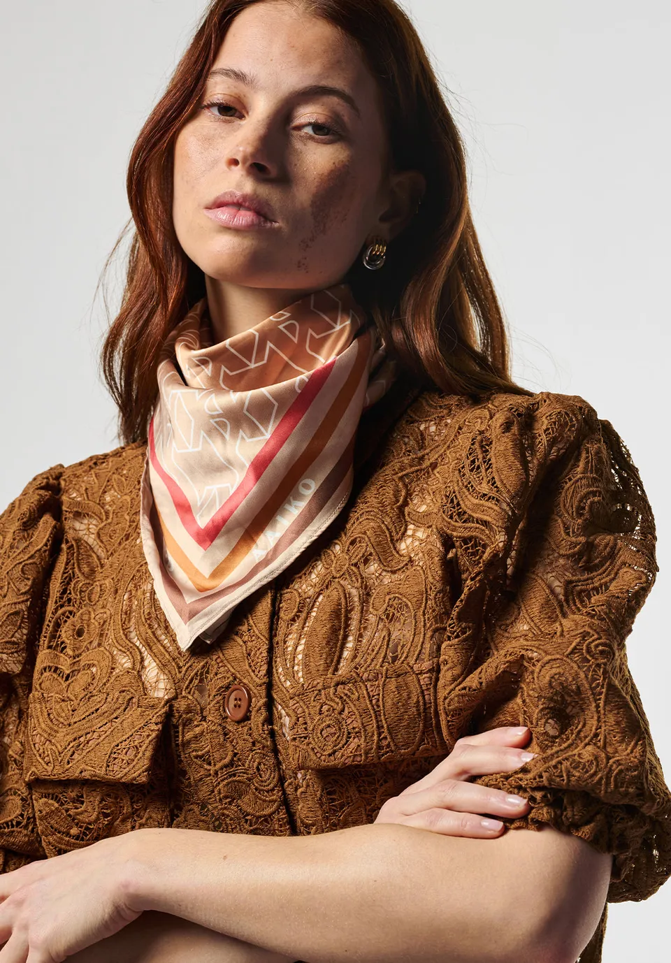 Aaiko Scarf foulard beige con stampa
